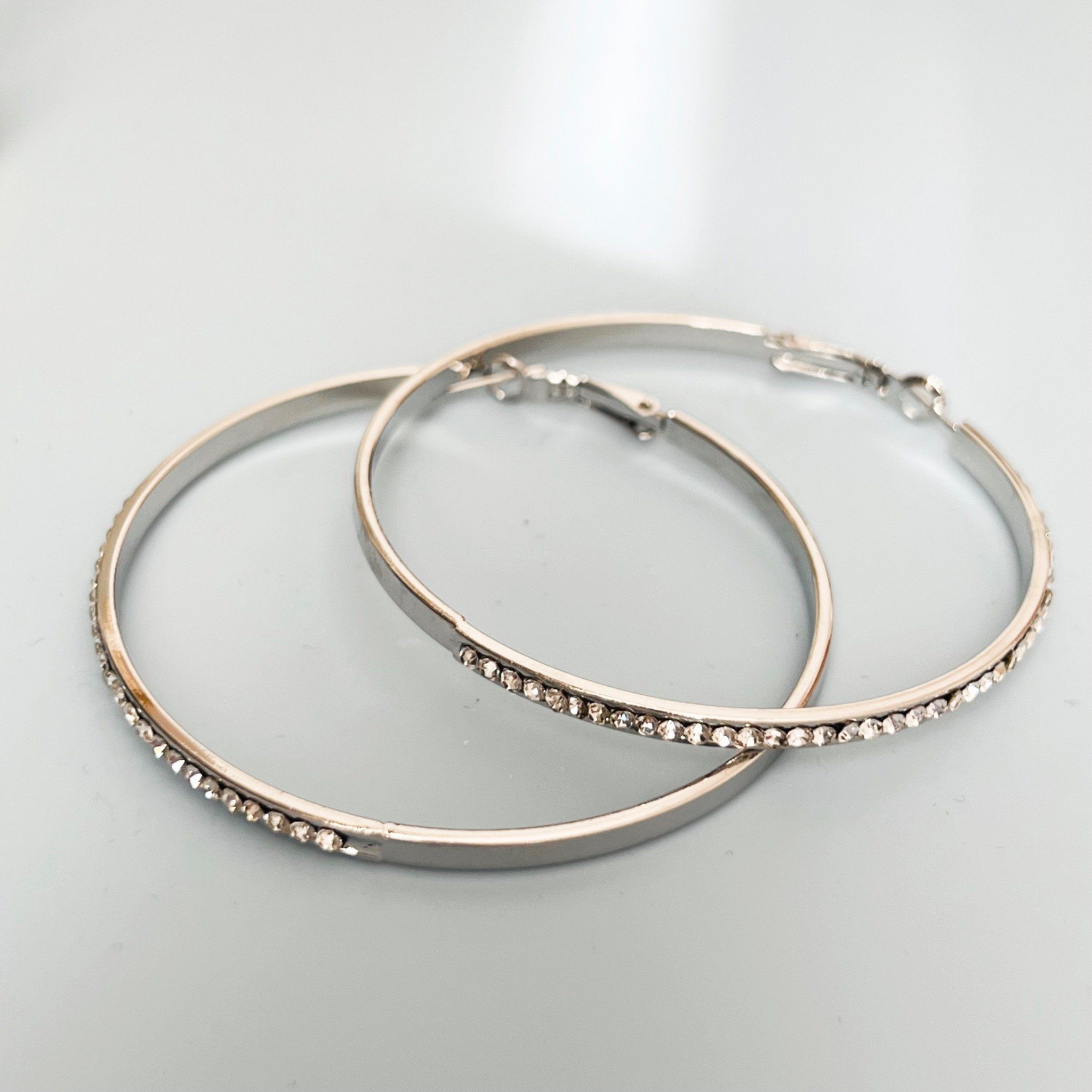 Bông Tai Khoen Tròn Bản To Màu Trắng 6cm Pha Lê (BX)