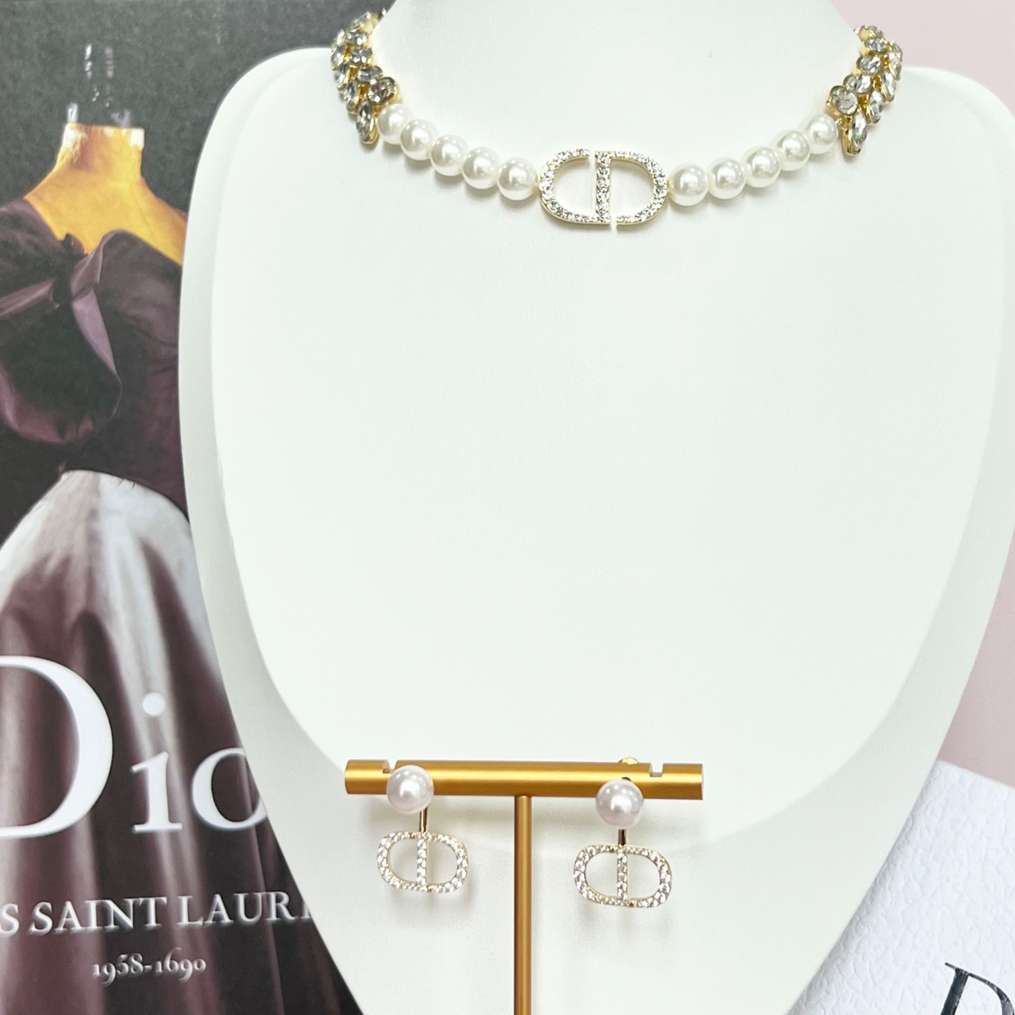 Bộ Trang Sức Dior Vàng - Vòng cổ Choker & Bông Tai Ngọc Trai, Pha Lê 3 Kiểu Đeo Quý Phái (AI)