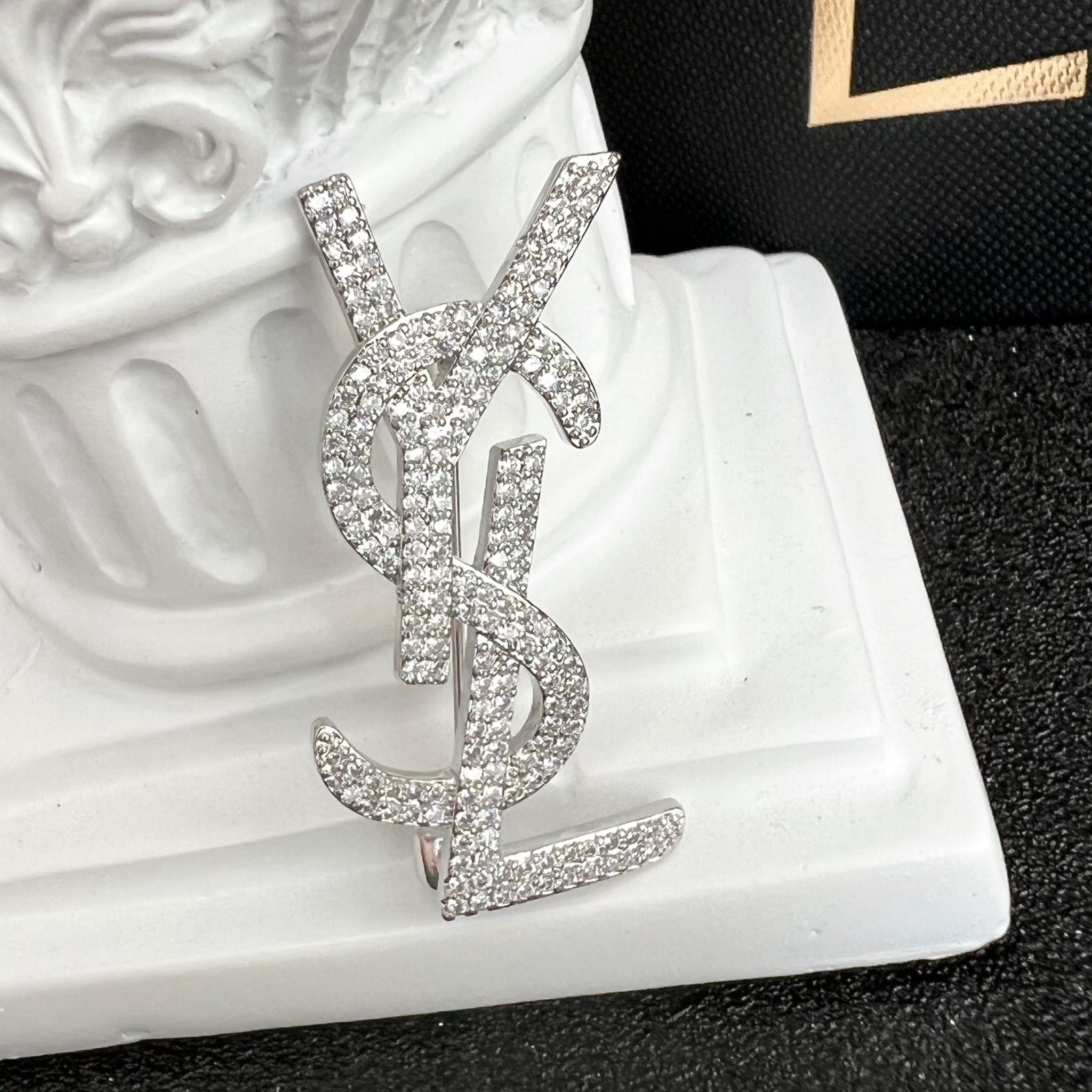 Cài Áo Nam, Nữ - YSL Màu Trắng Pha Lê (AJ)