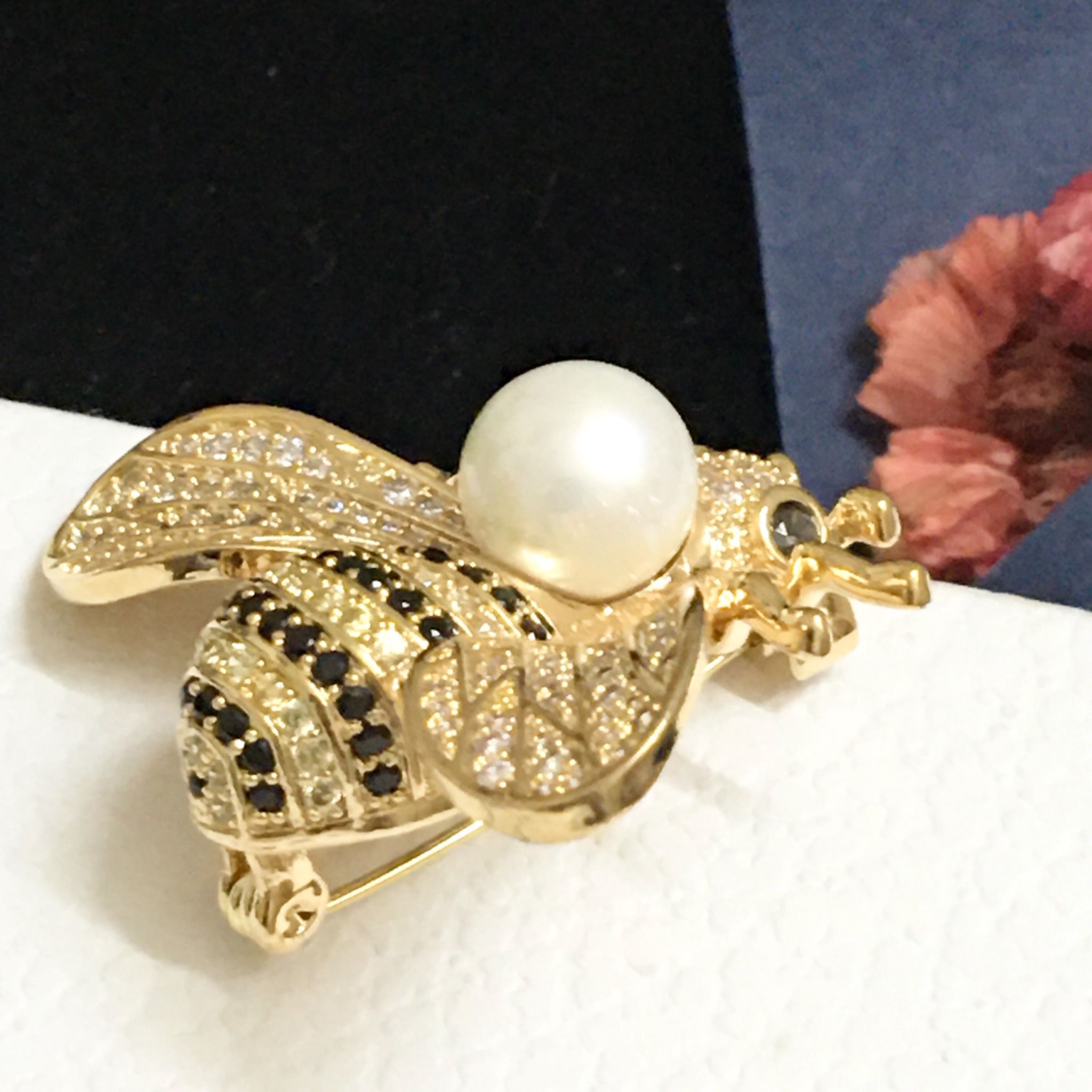 Cài Áo & Mặt Dây Chuyền - Con Ong Dior Màu Vàng Hồng Ngọc trai & Pha Lê Đen, Trắng (AI)