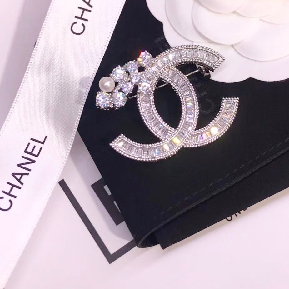 Cài Áo Nam, Nữ - Chanel Màu Trắng Ngọc Trai & Pha Lê (CE)