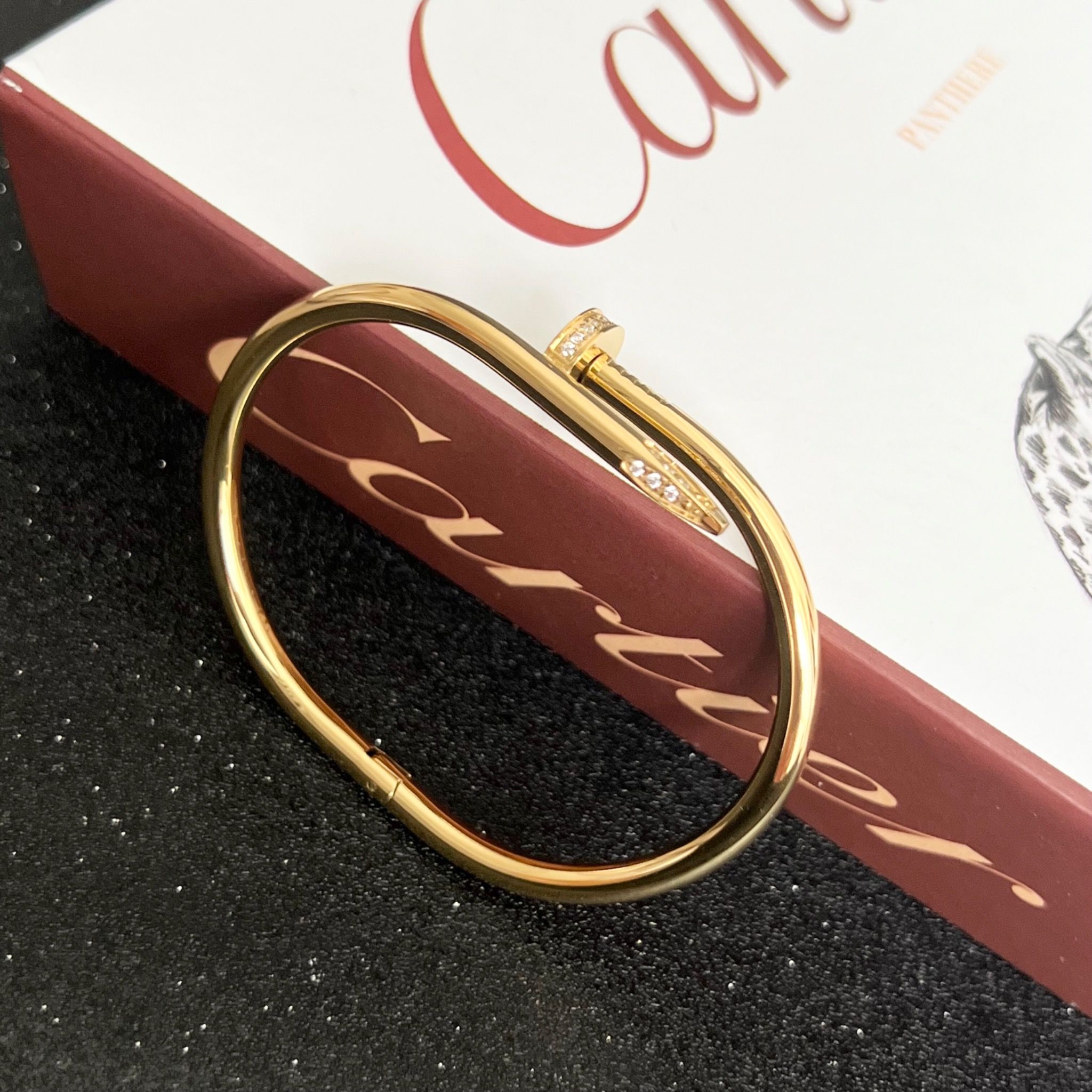 Vòng Tay Nam, Nữ TiTan Cao Cấp - Cartier Cây Đinh Màu Vàng Pha Lê Trắng (AI)