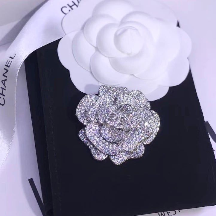 Bộ Trang Sức Hoa Trà Chanel Trắng - Cài Áo & Bông Tai Pha Lê (AJ)