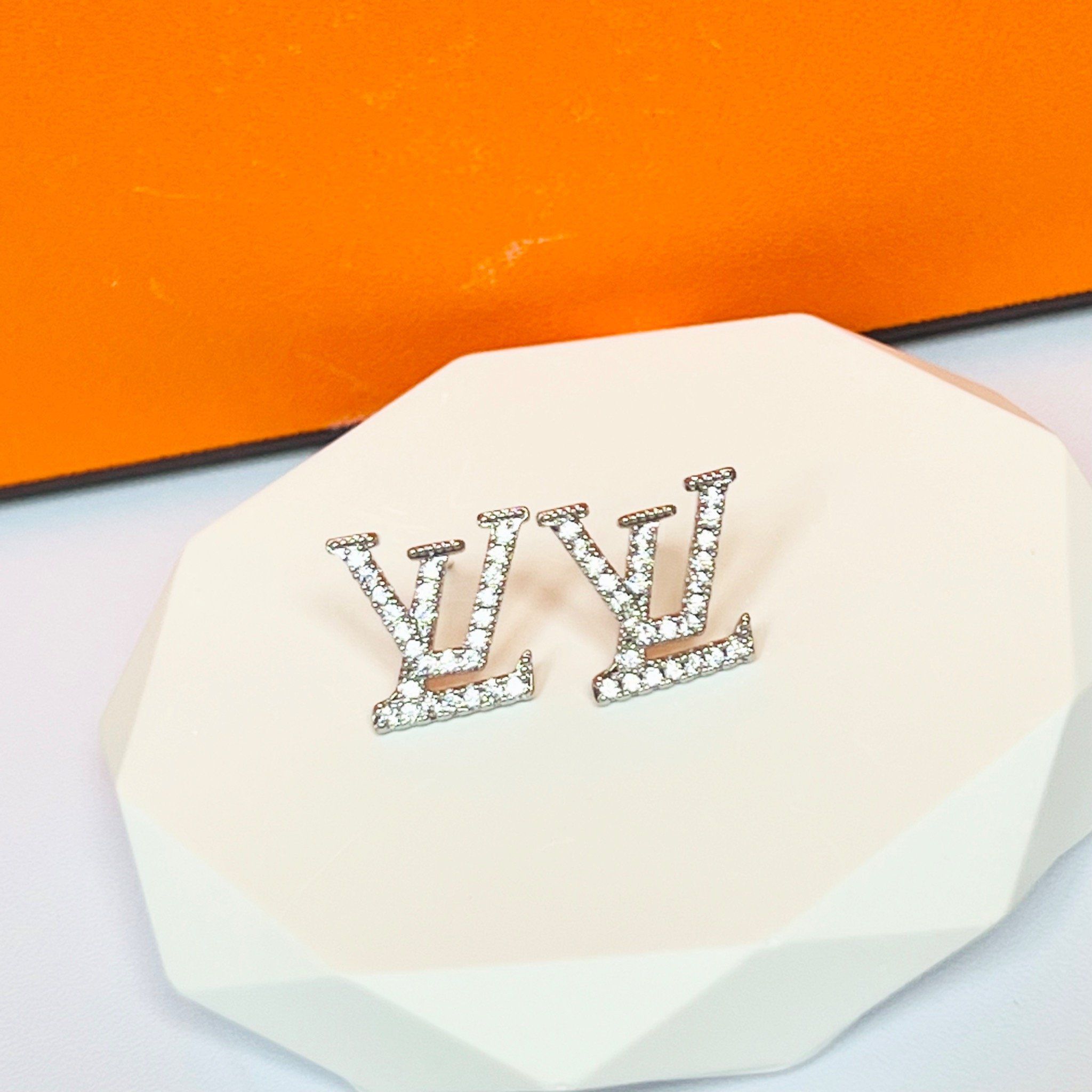Bông Tai LV Màu Trắng Pha Lê (AE)