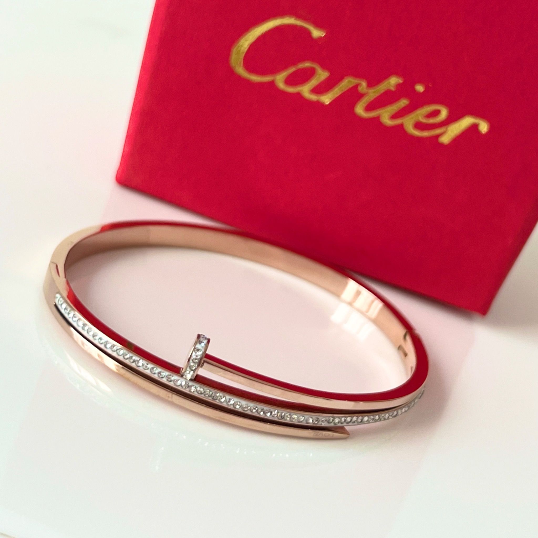 Vòng Tay TiTan Cao Cấp - Cây Đinh Cartier Màu Vàng Hồng Pha Lê (AJ)