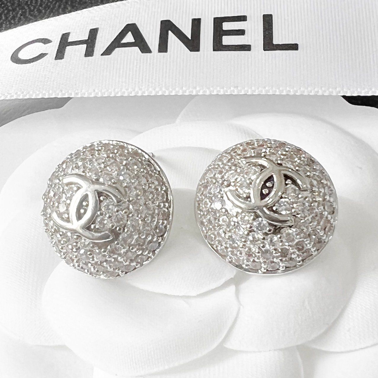 Bông Tai Chanel Màu Trắng Pha Lê (BZ)