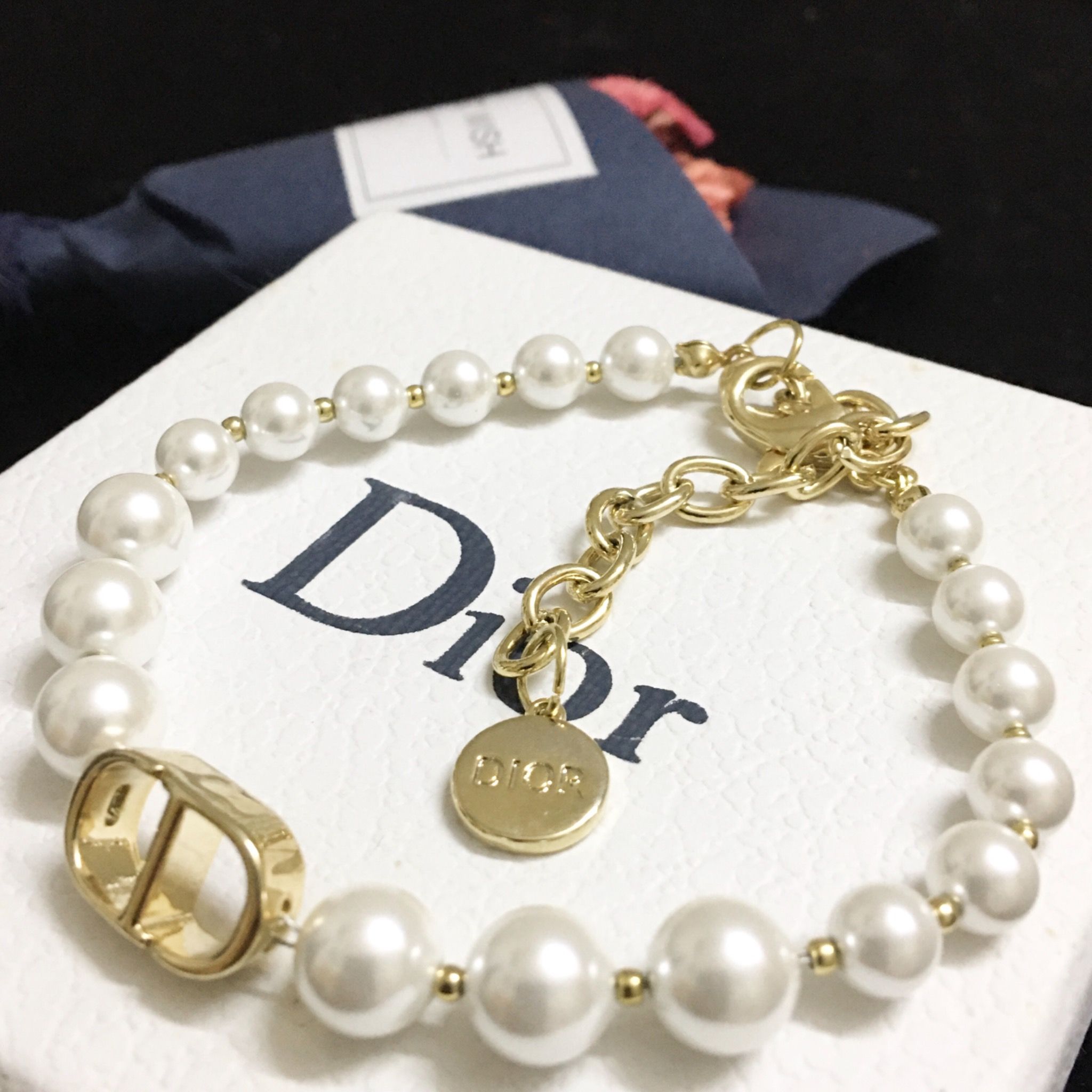 Vòng Tay Dior Màu Vàng Ngọc Trai Trắng Quý Phái (AA)
