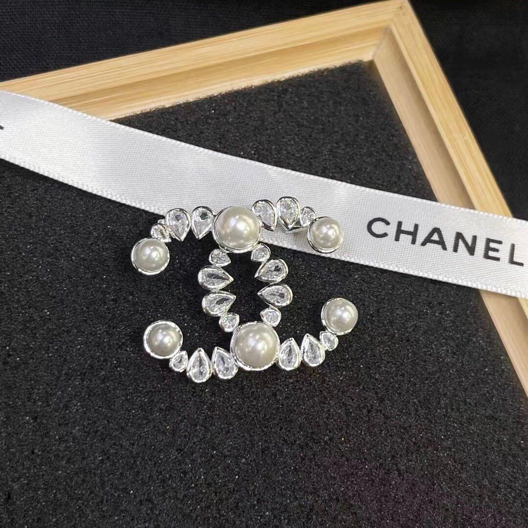 Cài Áo Nam, Nữ - Chanel Màu Trắng Ngọc Trai & Pha Lê (BW)