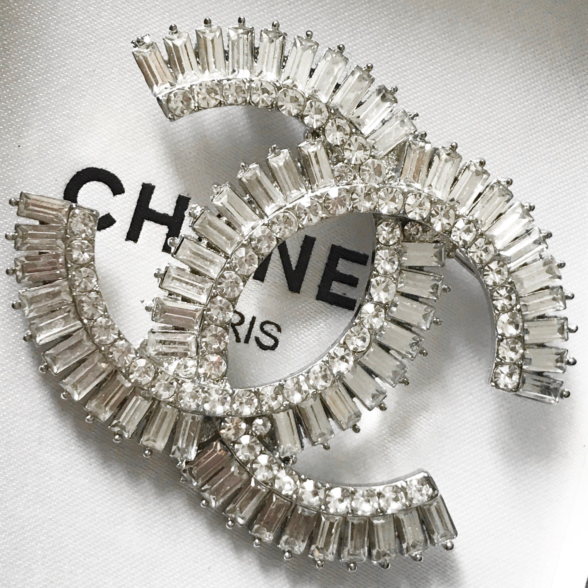 Cài Áo Nam, Nữ - Chanel Màu Trắng Bản To Pha Lê (BY)