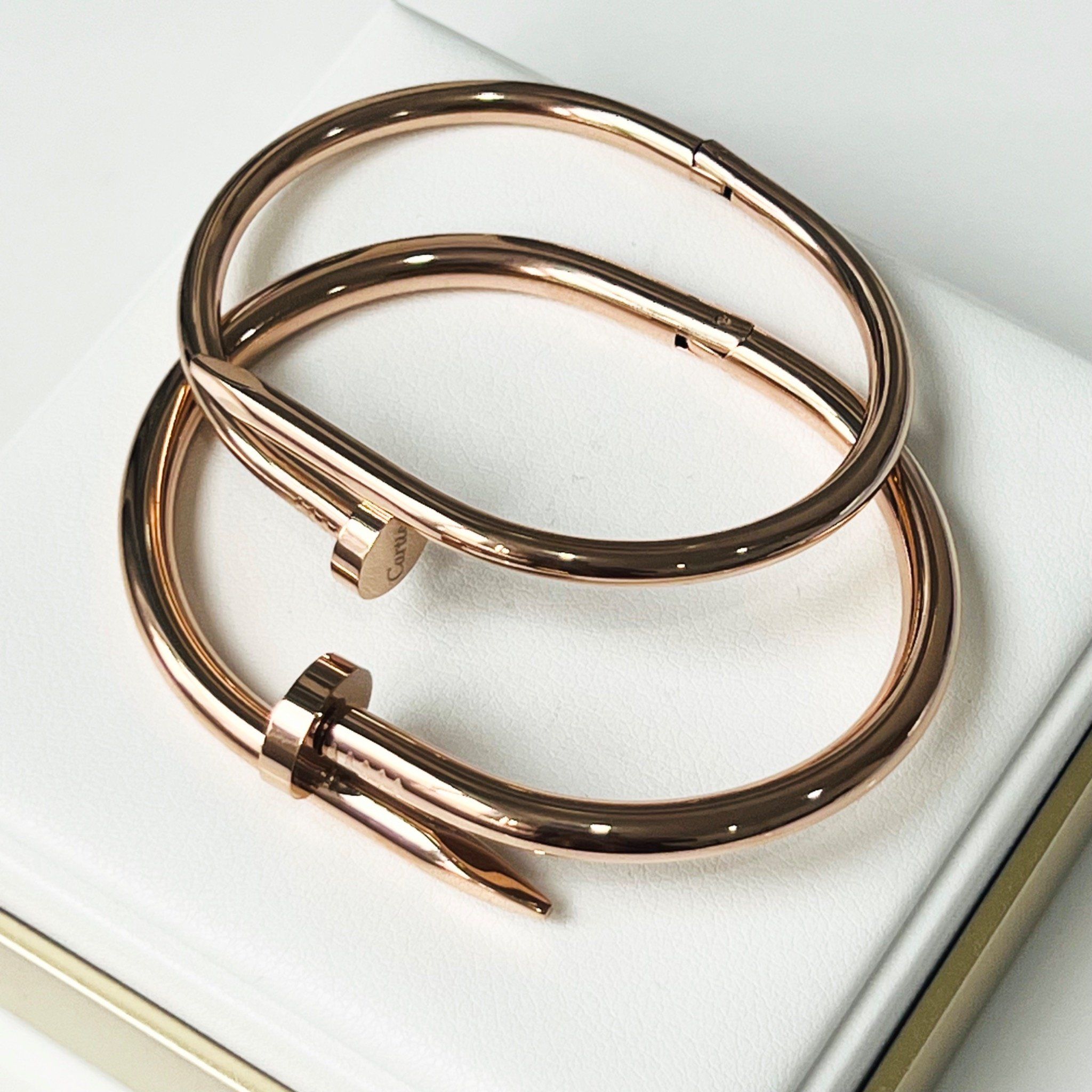 Vòng Tay Cặp Đôi Tình Yêu - Cartier Cây Đinh Màu Vàng Hồng Titan Cao Cấp (AK)