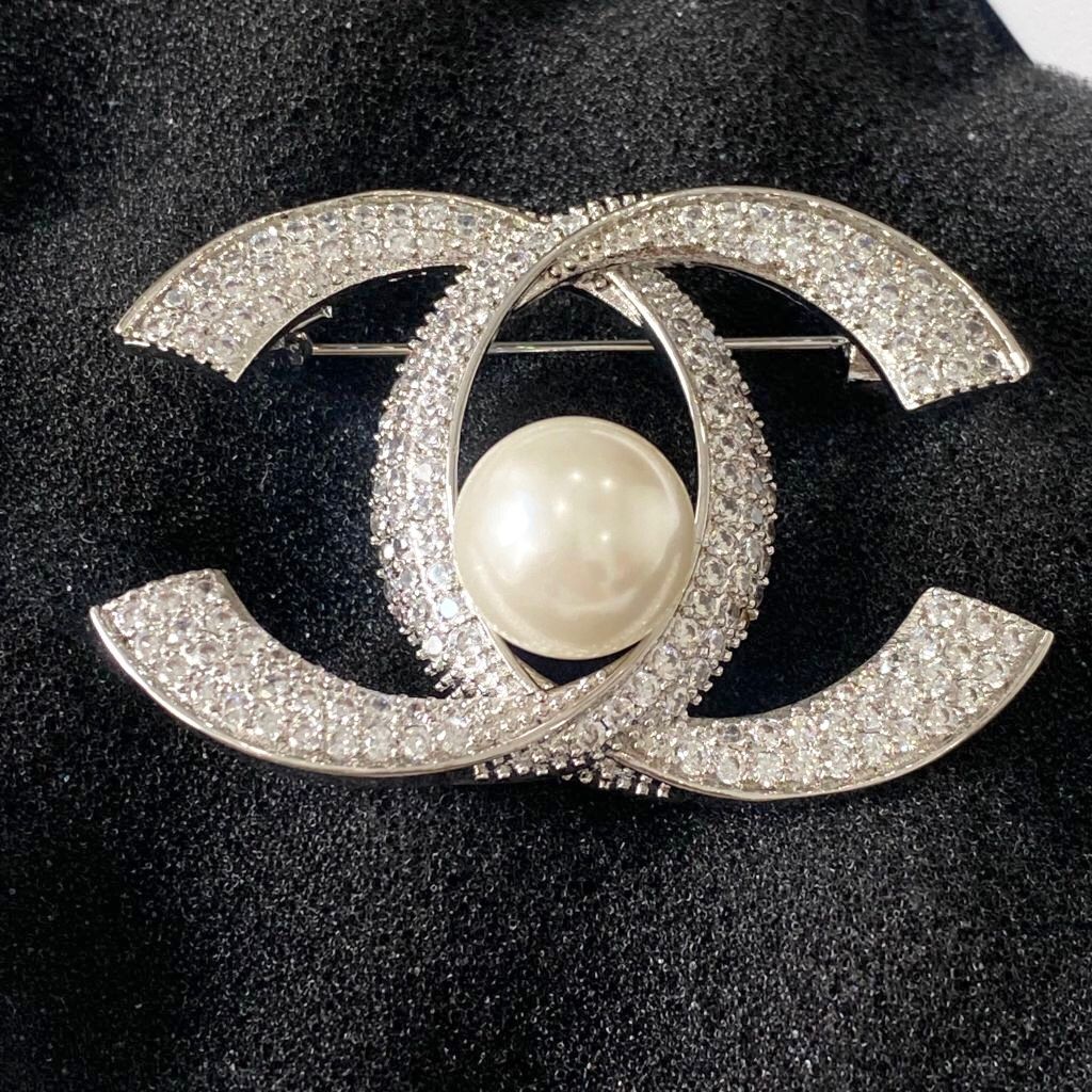 Cài Áo Nam, Nữ - Chanel Màu Trắng Ngọc Trai & Pha Lê (BR)