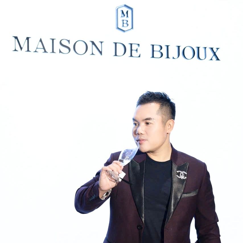 Cài Áo Chanel Máy Bay Màu Trắng Pha Lê (CO)