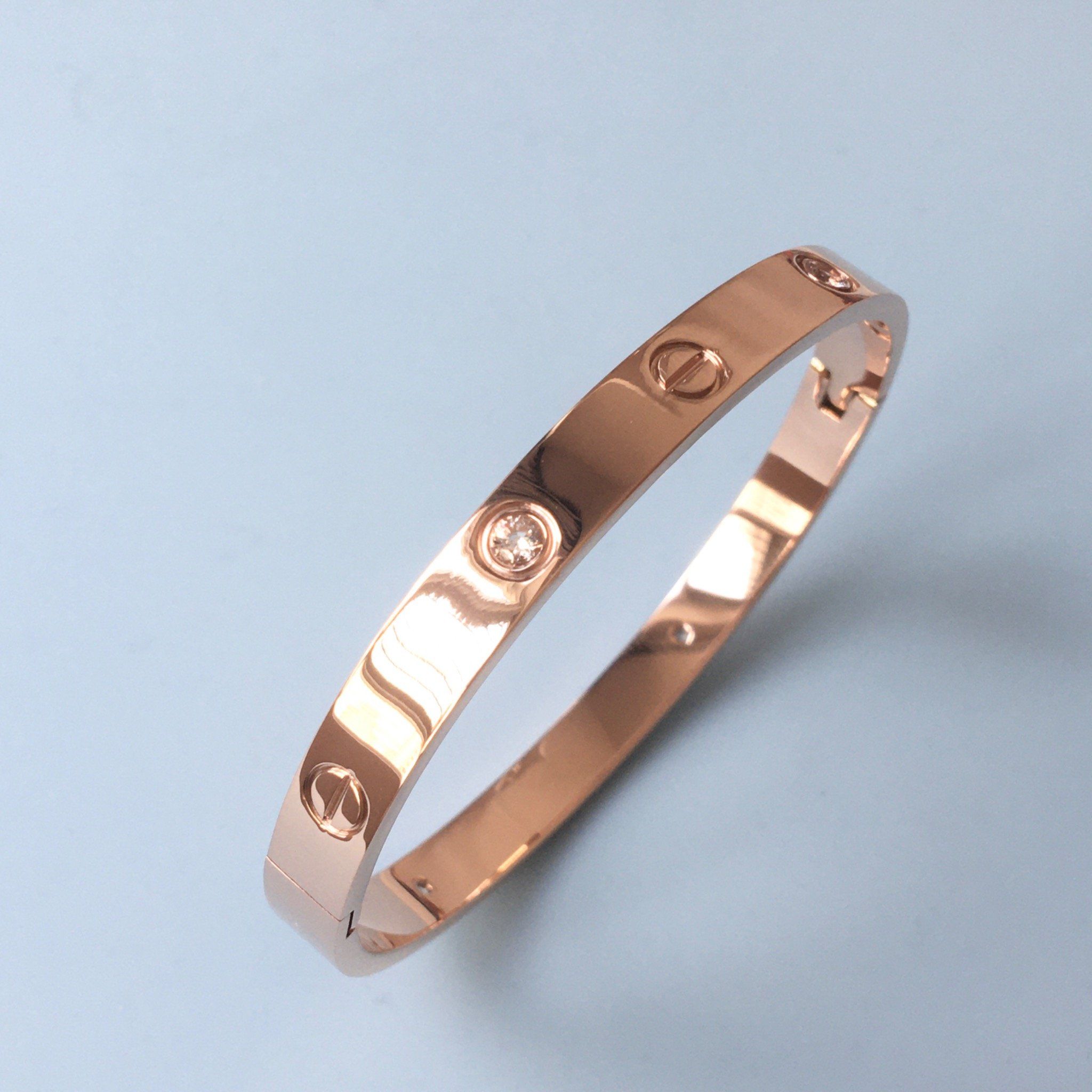 Vòng Tay Nam, Nữ TiTan Cao Cấp - Cartier Màu Vàng Hồng Pha Lê Trắng (AH)