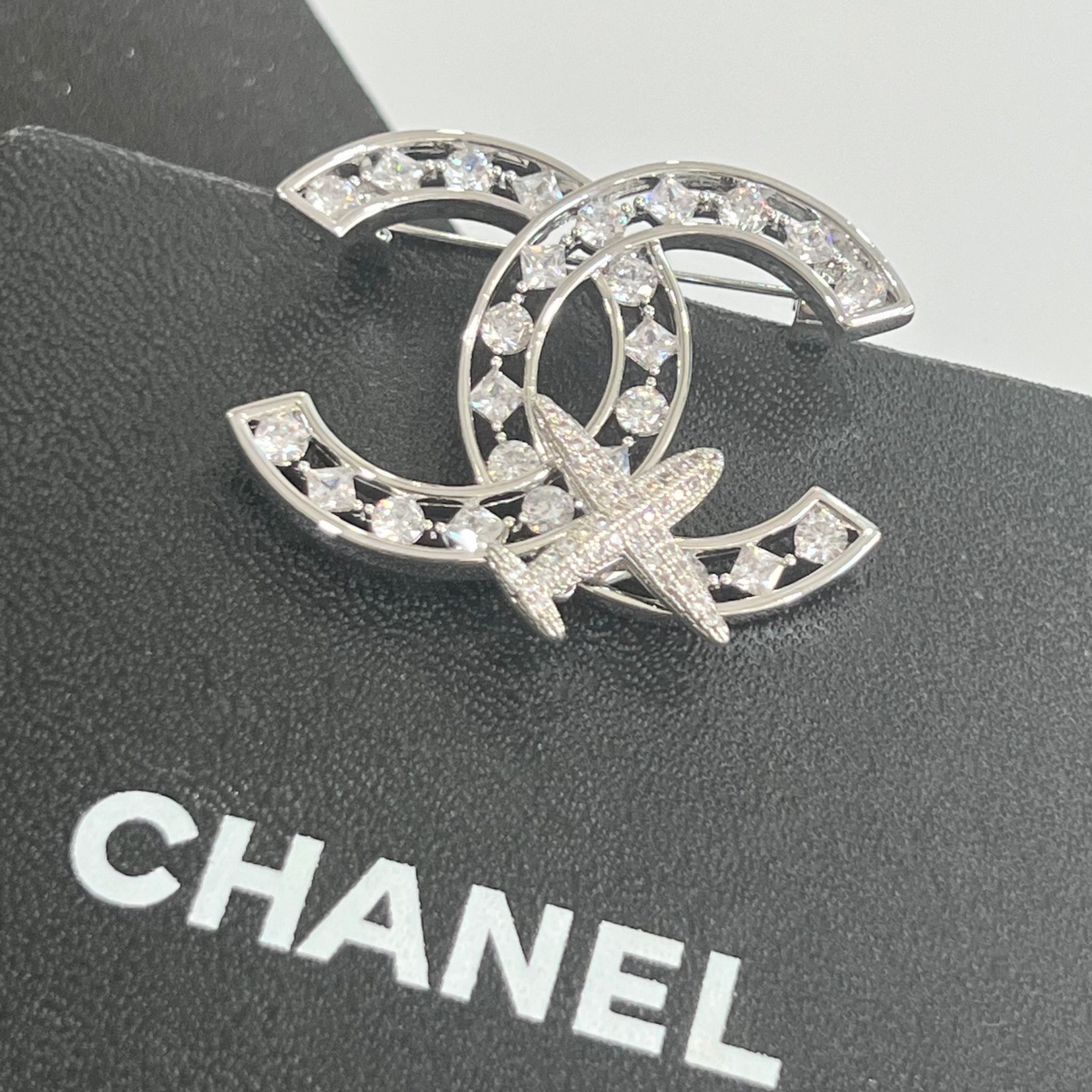 Cài Áo Chanel Máy Bay Màu Trắng Pha Lê (CO)