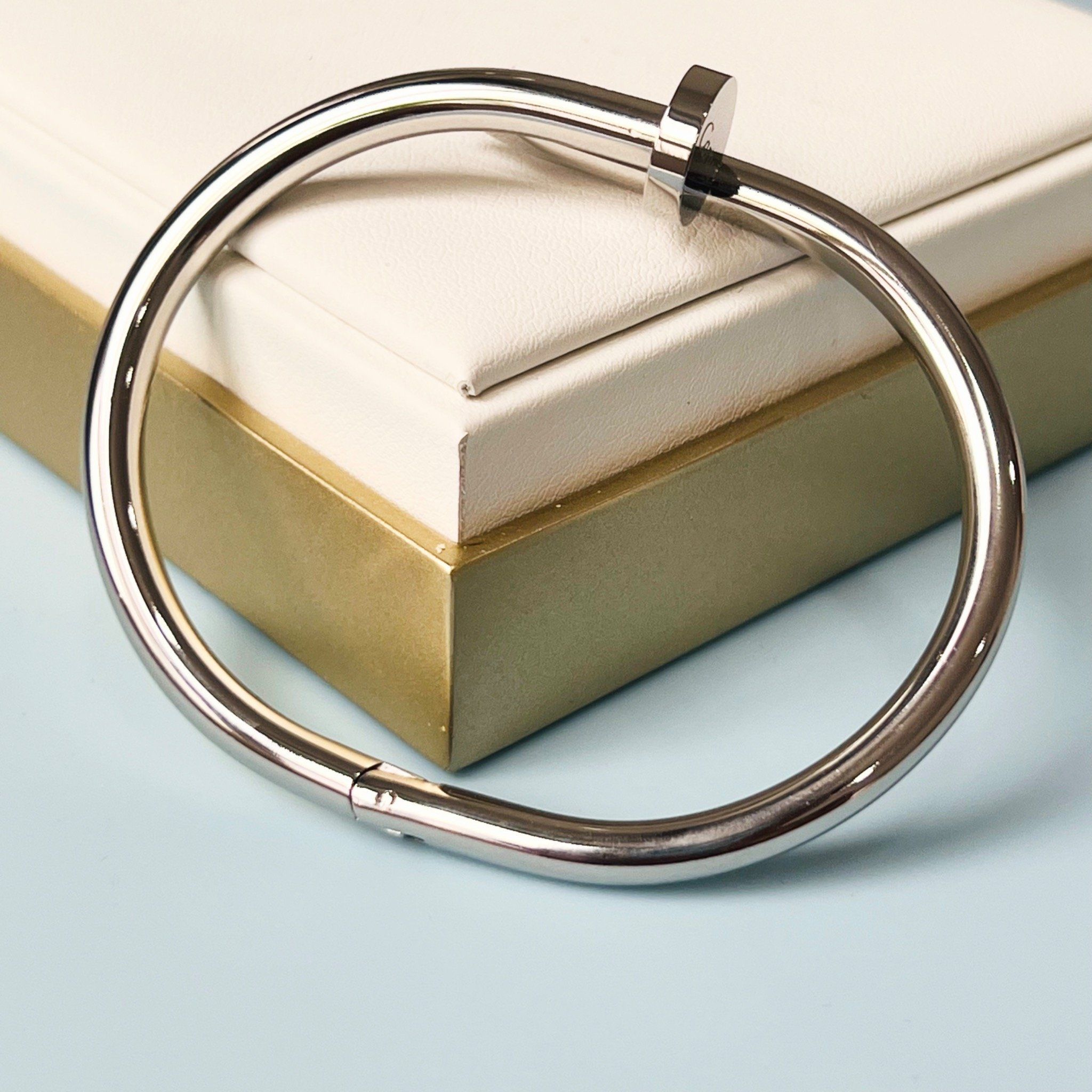 Vòng Tay Nam, Nữ TiTan Cao Cấp - Cartier Cây Đinh Màu Trắng (AK)
