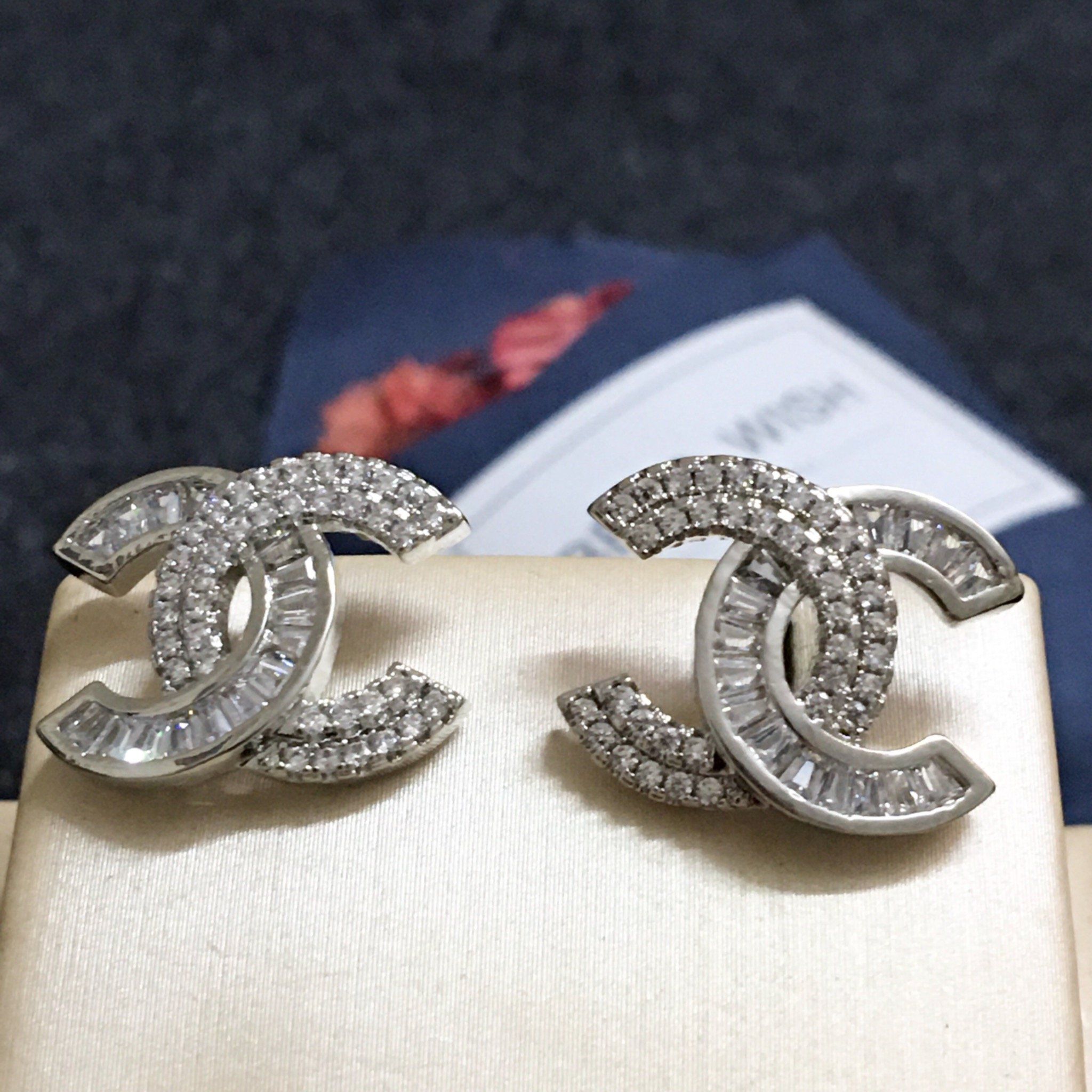 Bông Tai Chanel Màu Trắng Pha Lê (BR)