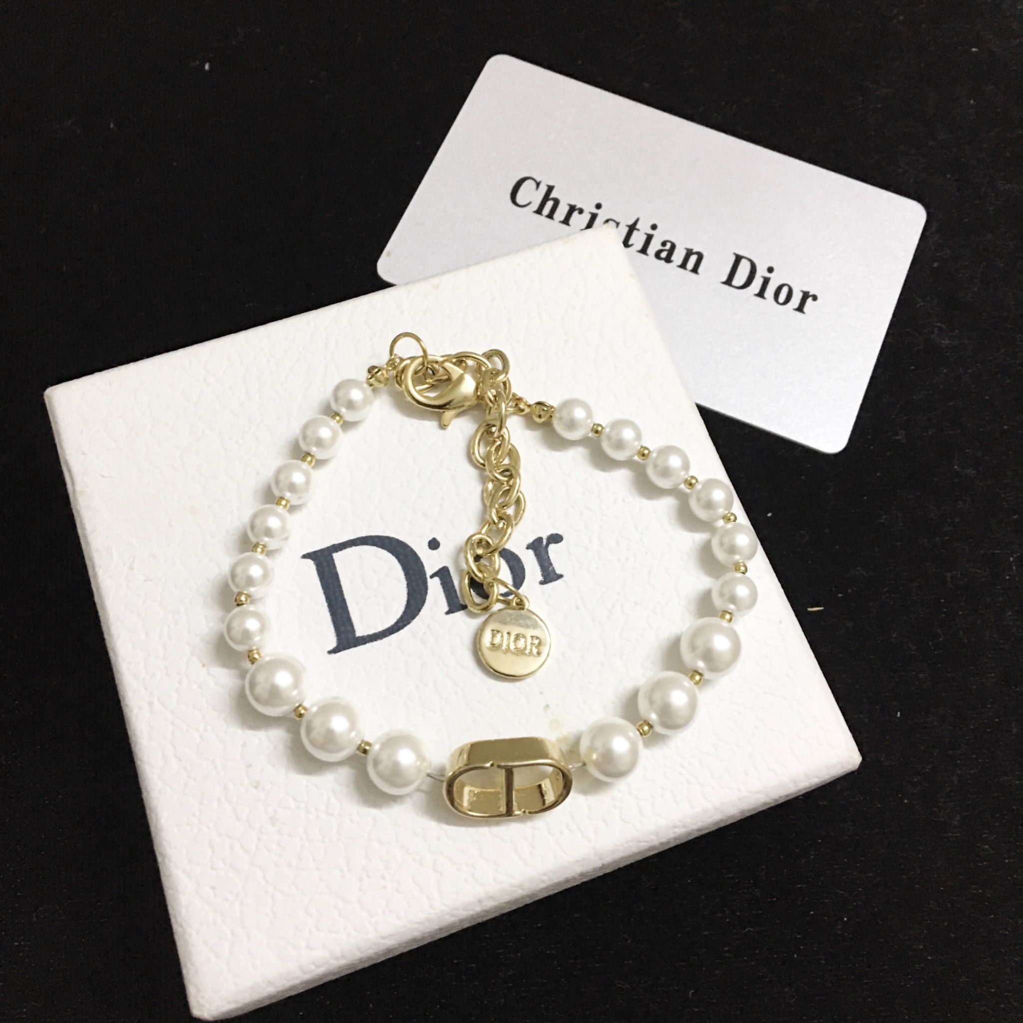 Vòng Tay Dior Màu Vàng Ngọc Trai Trắng Quý Phái (AA)