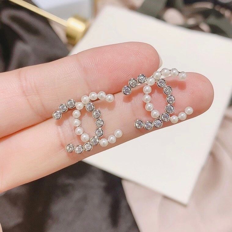 Bông Tai Chanel Bản To Màu Trắng Ngọc Trai & Pha Lê (AM)