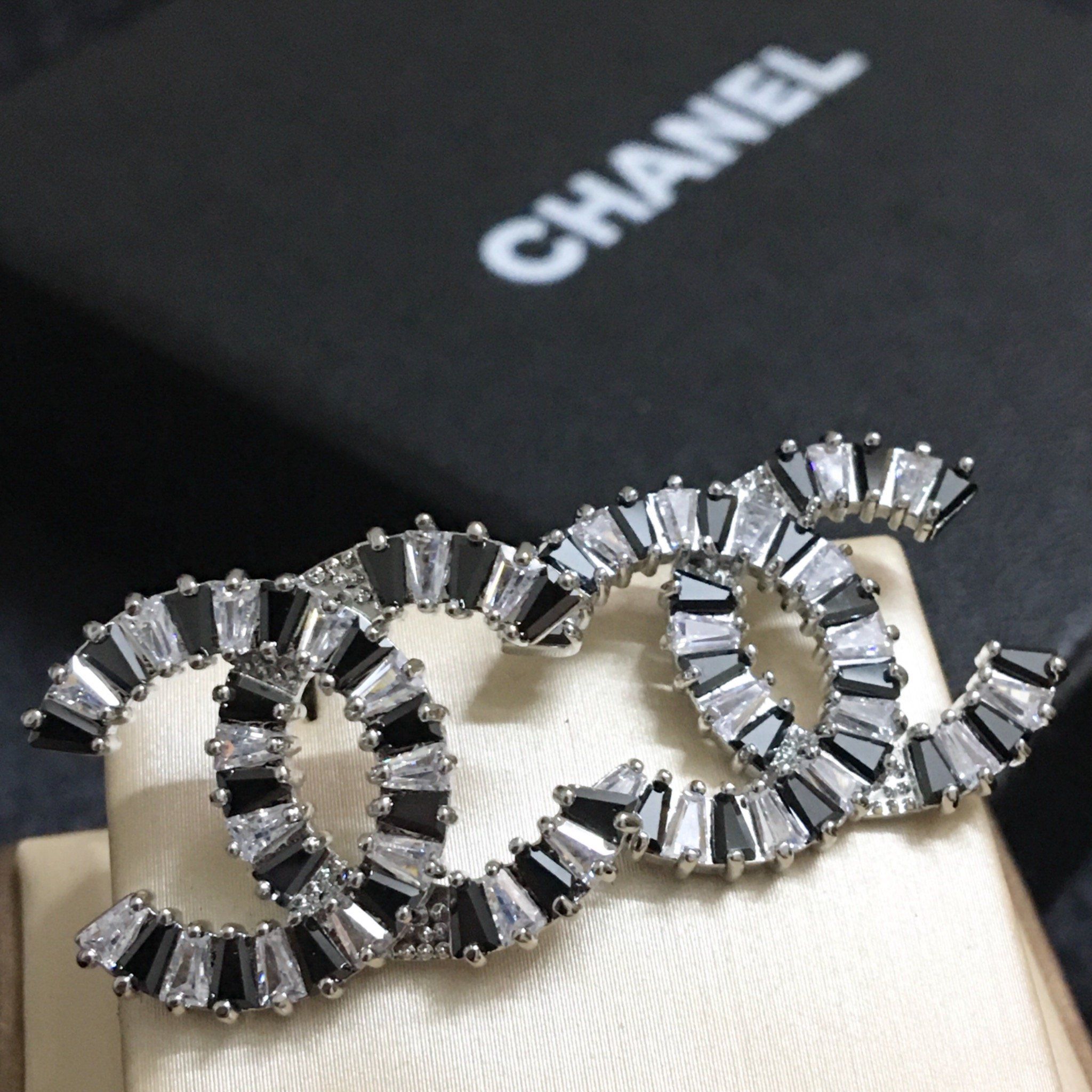 Bông Tai Chanel Bản To Màu Trắng Pha Lê Đen & Trắng (BT)