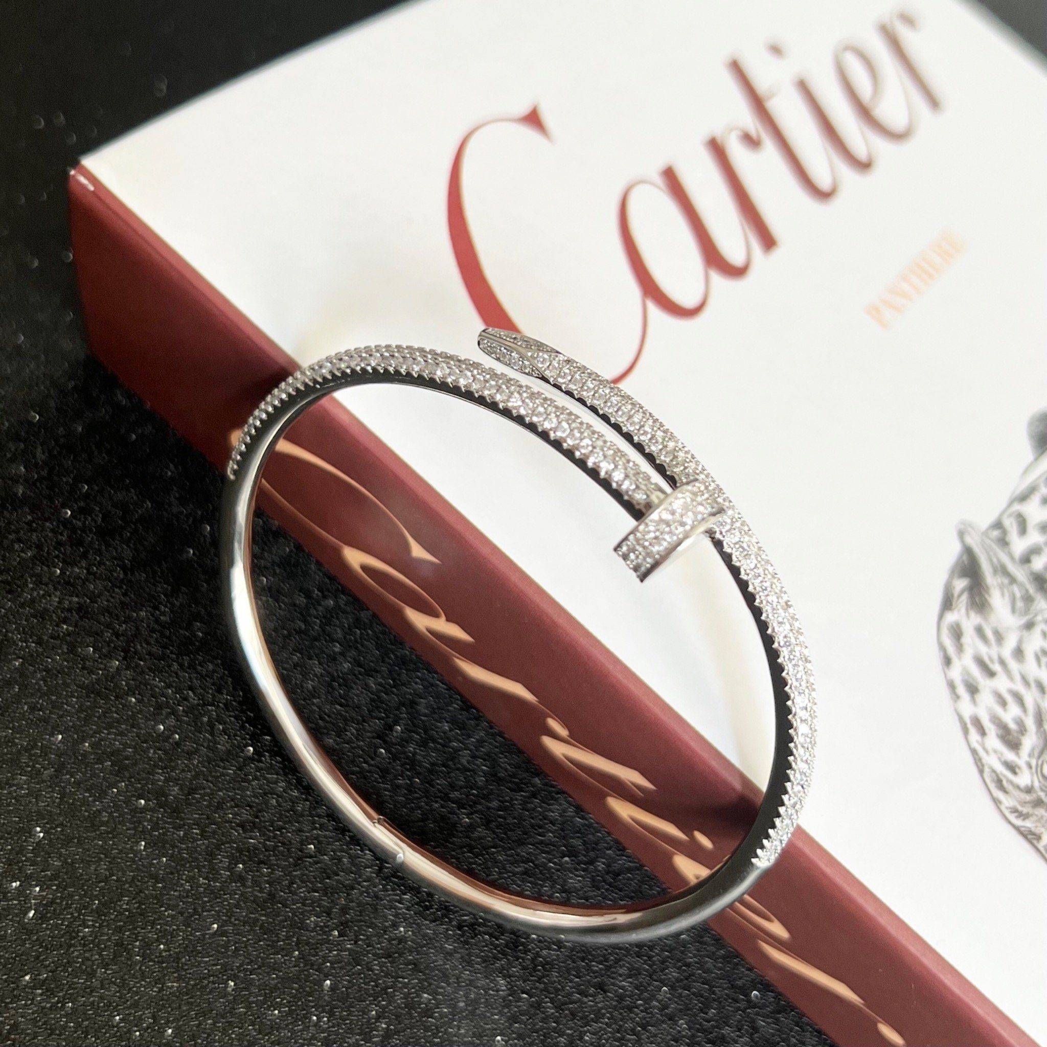 Vòng Tay Nam, Nữ TiTan Cao Cấp - Cartier Cây Đinh Màu Trắng Pha Lê (AC)