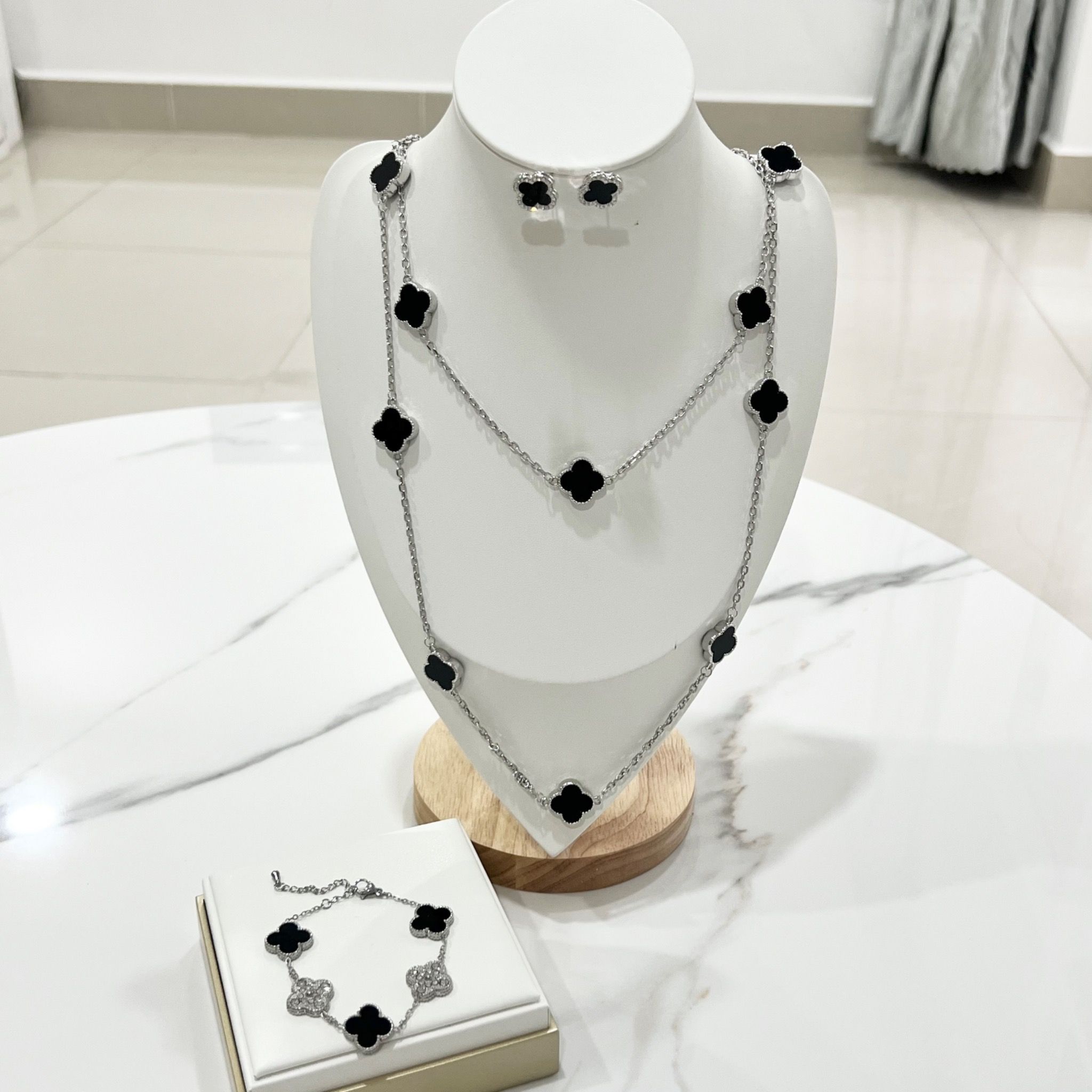 Bộ Trang Sức Cỏ 4 Lá May Mắn Trắng Đen Size 1,5cm - Dây Chuyền, Vòng Tay & Bông Tai Pha Lê (AS)