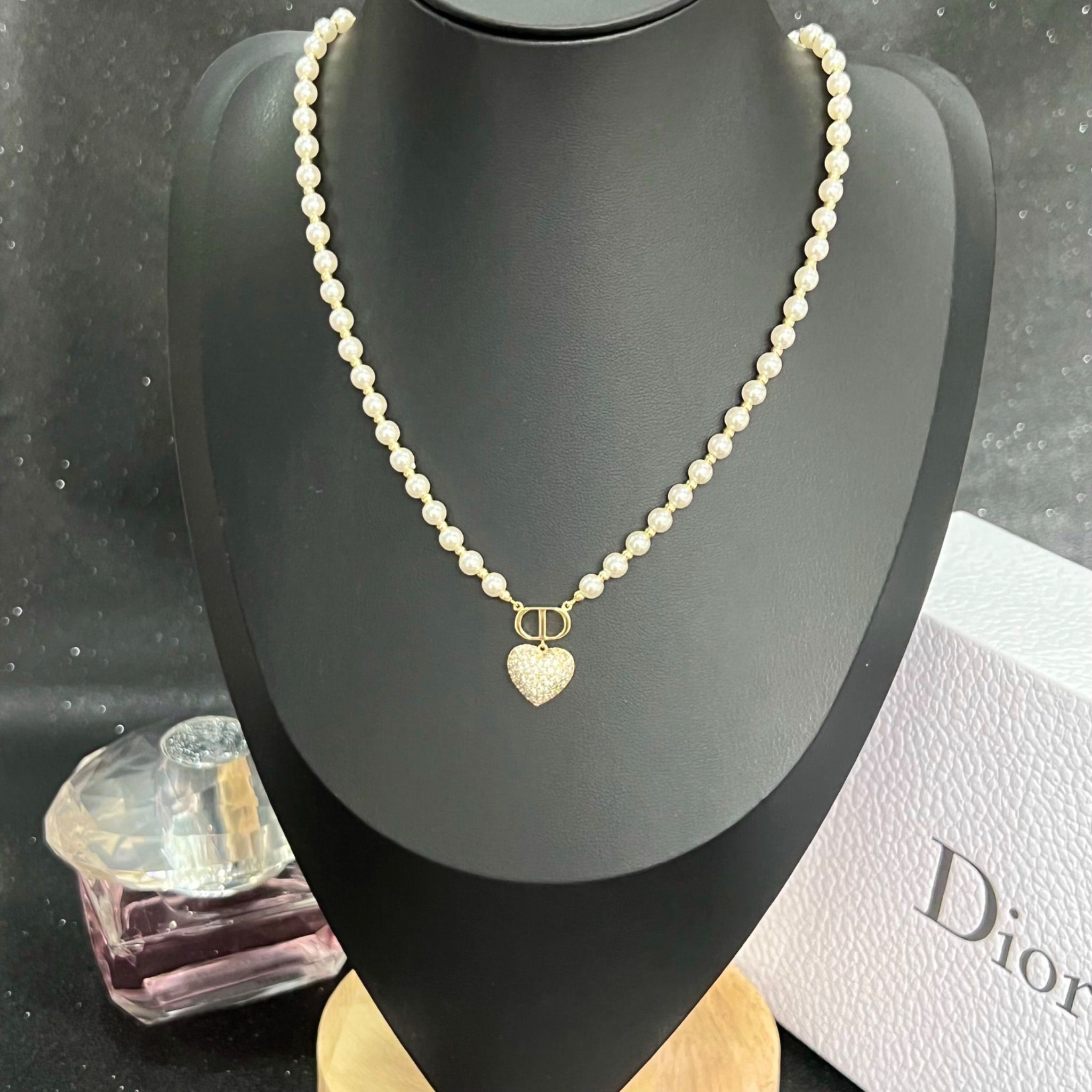 Dây Chuyền Ngắn - Dior Trái Tim Màu Vàng Ngọc Trai & Pha Lê Trắng (AI)