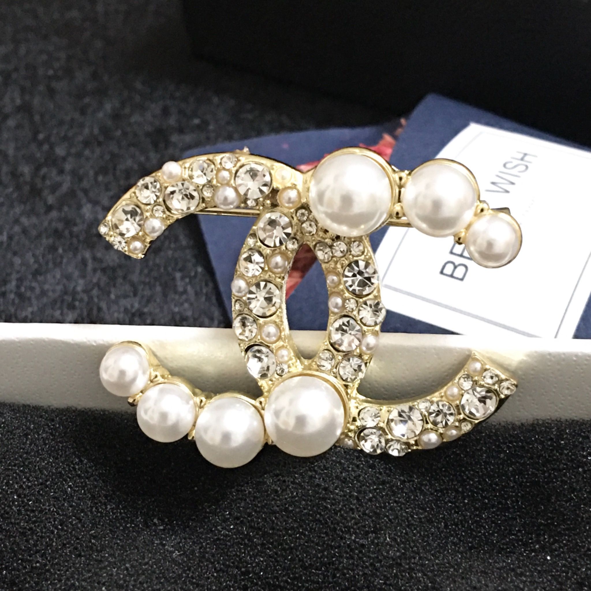 Cài Áo - Chanel Màu Vàng Ngọc Trai & Pha Lê Trắng (BI)