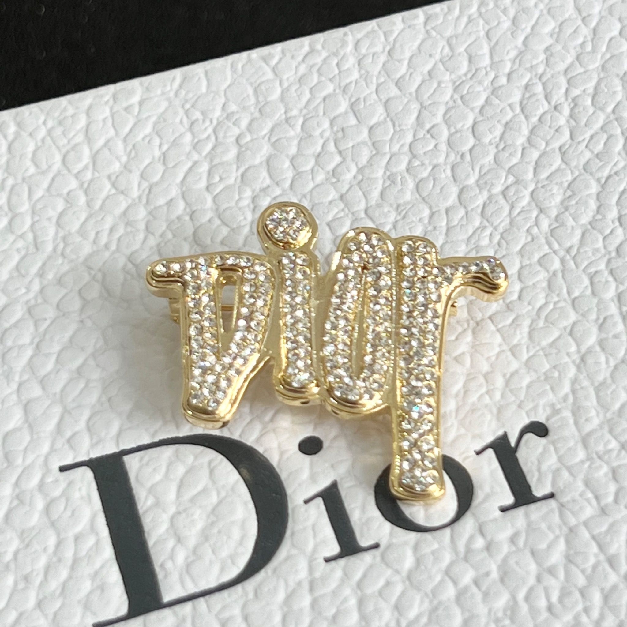 Cài Áo Dior Màu Vàng Pha Lê Trắng (AV)
