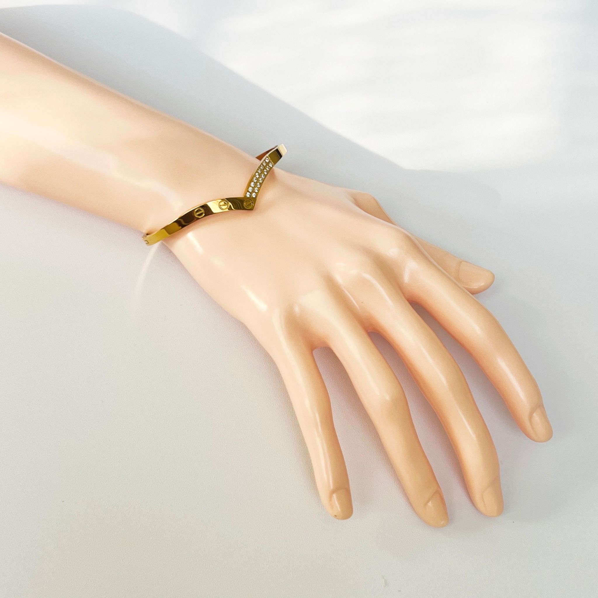 Vòng Tay TiTan Cao Cấp - Cartier Màu Vàng Pha Lê Trắng (AK)