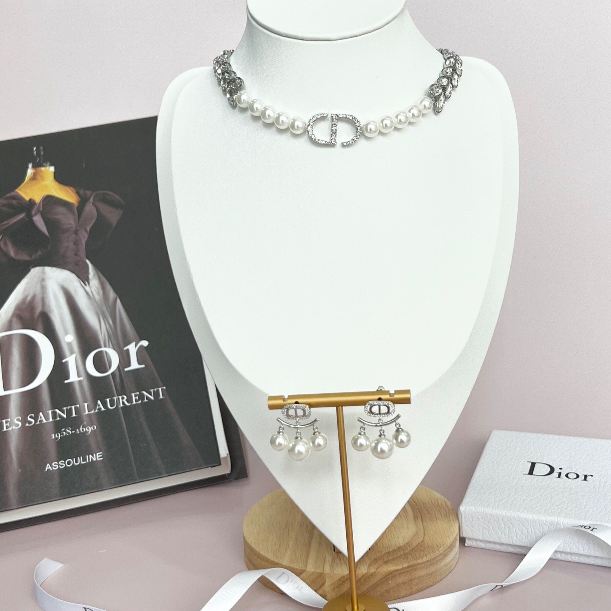 Bộ Trang Sức Di.oor Trắng - Vòng cổ Choker & Bông Tai Ngọc Trai, Pha Lê Quý Phái (AF)
