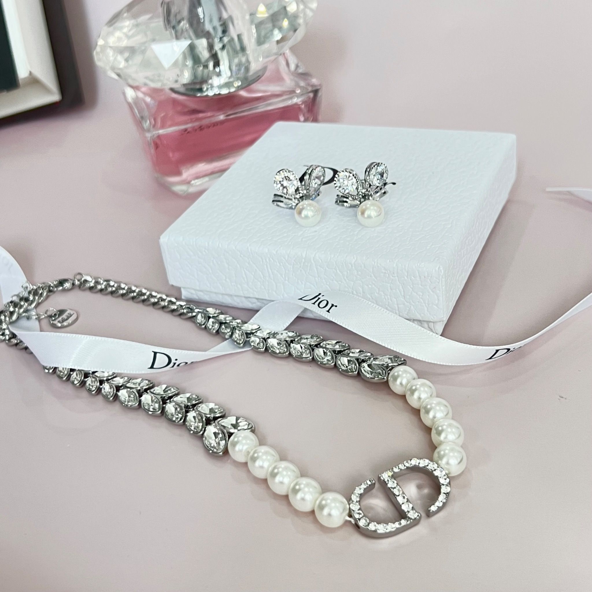 Bộ Trang Sức Dior Trắng - Vòng cổ Choker & Bông Tai Ngọc Trai, Pha Lê 2 Kiểu Đeo Quý Phái (AG)