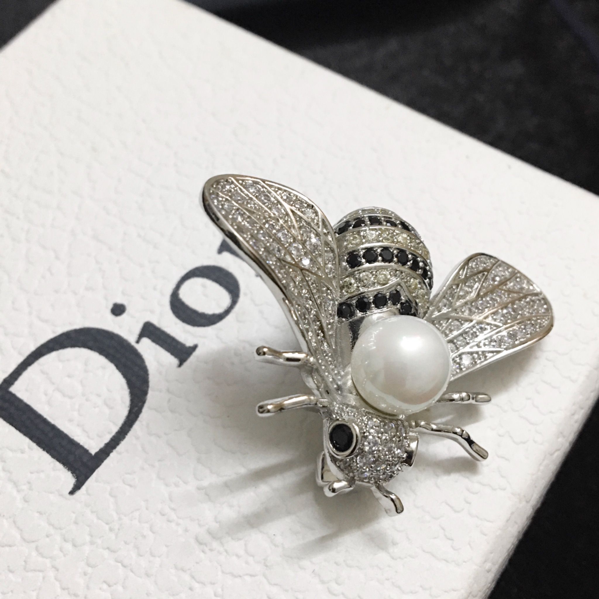 Cài Áo Nam, Nữ - Dior Con Ong Màu Trắng Ngọc Trai & Pha Lê Trắng Đen (AF)
