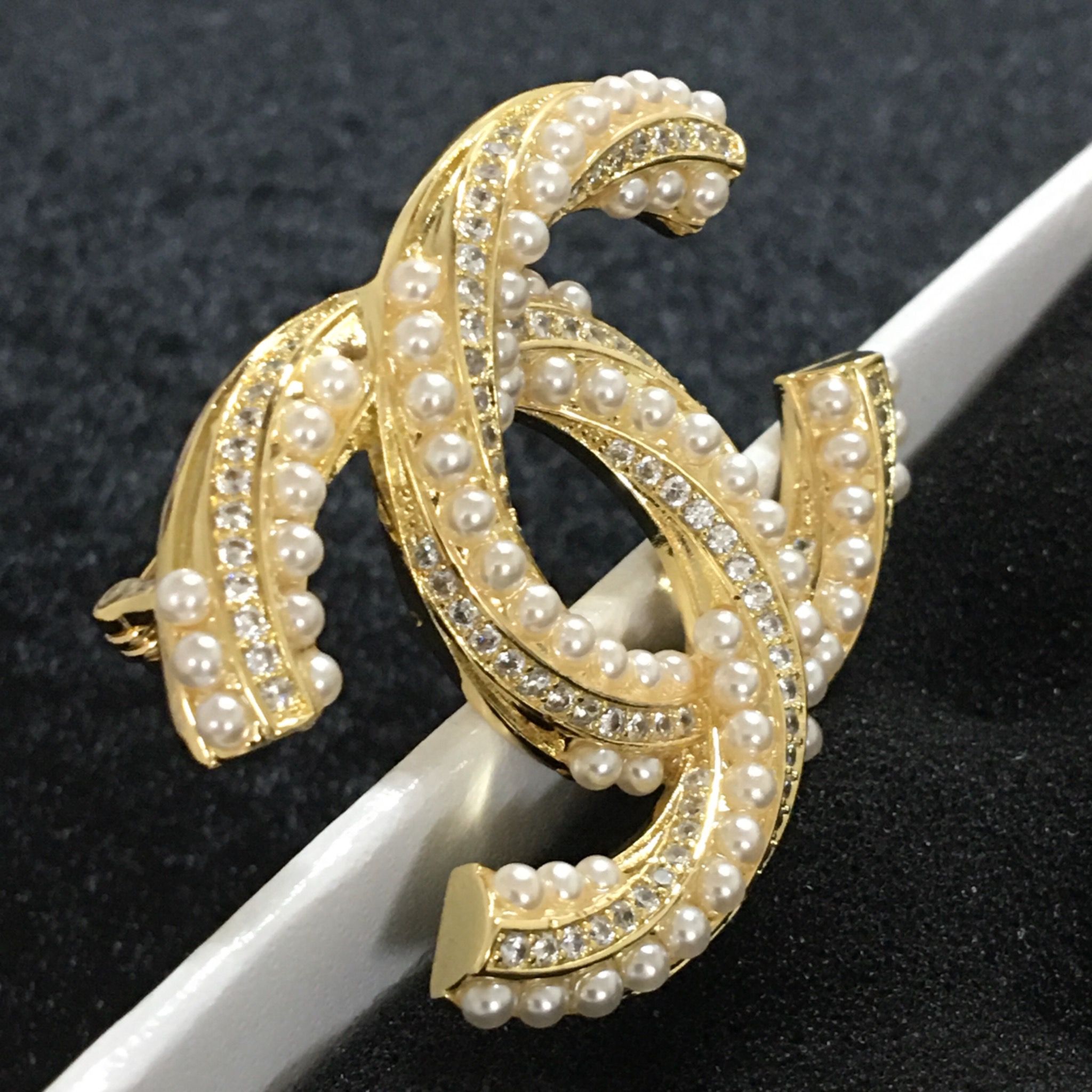 Cài Áo - Chanel Màu Vàng Ngọc Trai & Pha Lê Trắng (AZ)