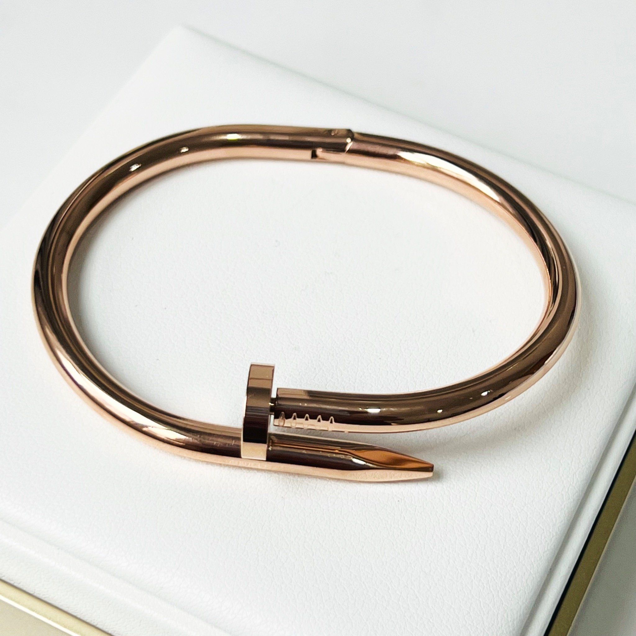 Vòng Tay Cặp Đôi Tình Yêu - Cartier Cây Đinh Màu Vàng Hồng Titan Cao Cấp (AK)