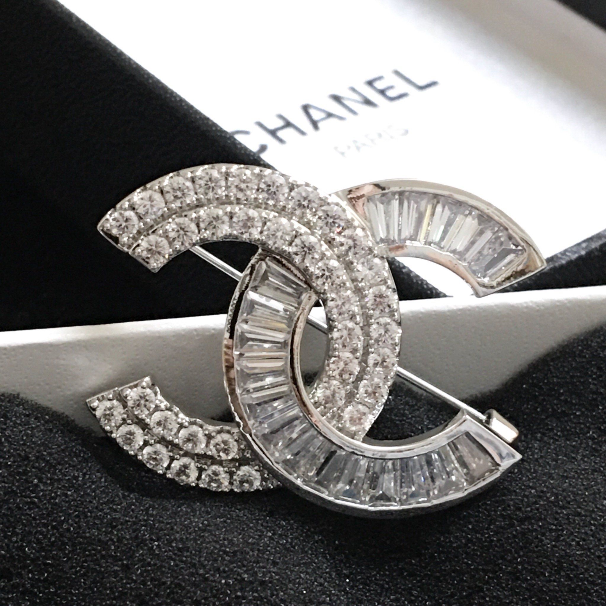 Bộ Trang Sức Chanel Trắng - Cài Áo & Bông Tai Pha Lê (AH)