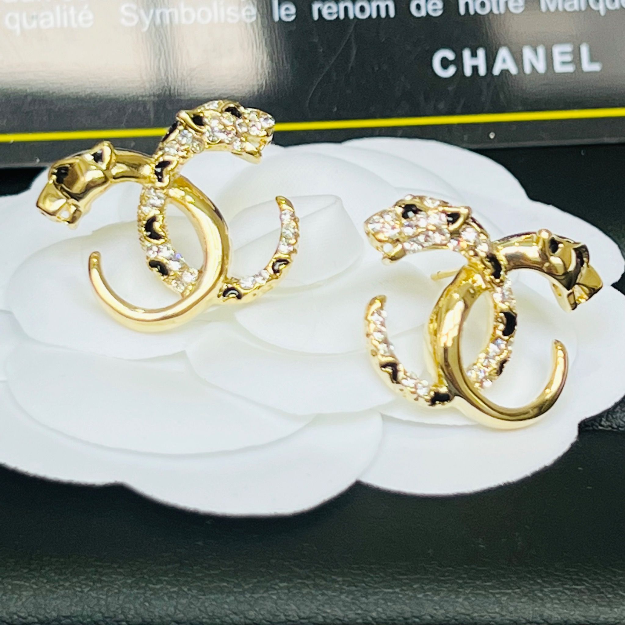 Bông Tai Con Hổ Chanel Bản To Màu Vàng Pha Lê Trắng
