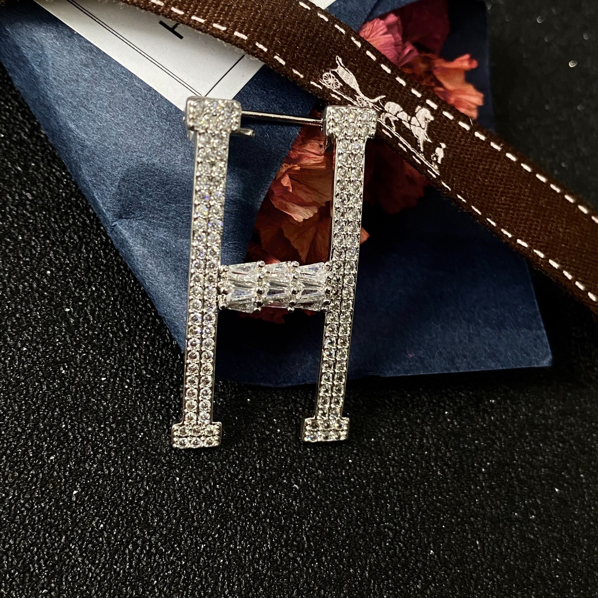 Cài Áo Hermes Màu Trắng Pha Lê (AB)