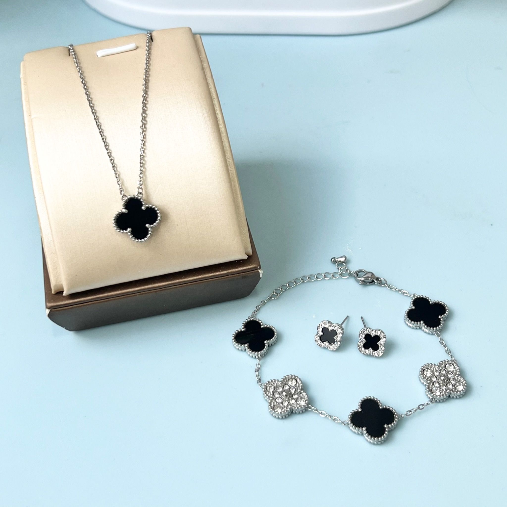 Bộ Trang Sức Cỏ 4 Lá May Mắn Trắng Đen Size 1cm - Dây Chuyền, Vòng Tay & Bông Tai Pha Lê (AN)