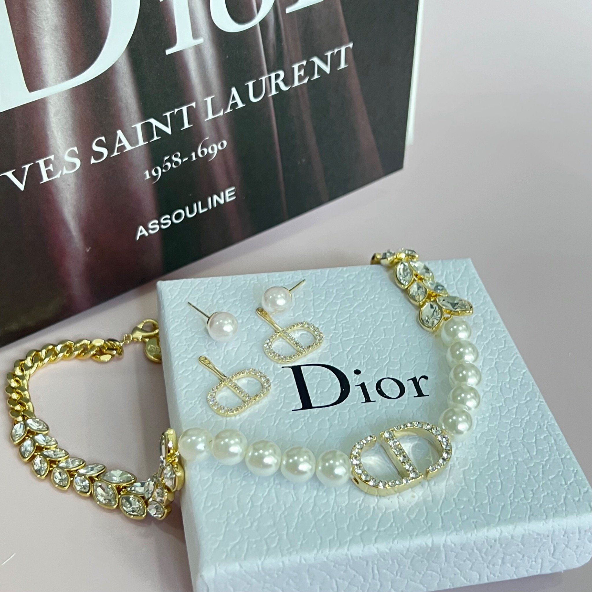 Bộ Trang Sức Dior Vàng - Vòng cổ Choker & Bông Tai Ngọc Trai, Pha Lê 3 Kiểu Đeo Quý Phái (AI)