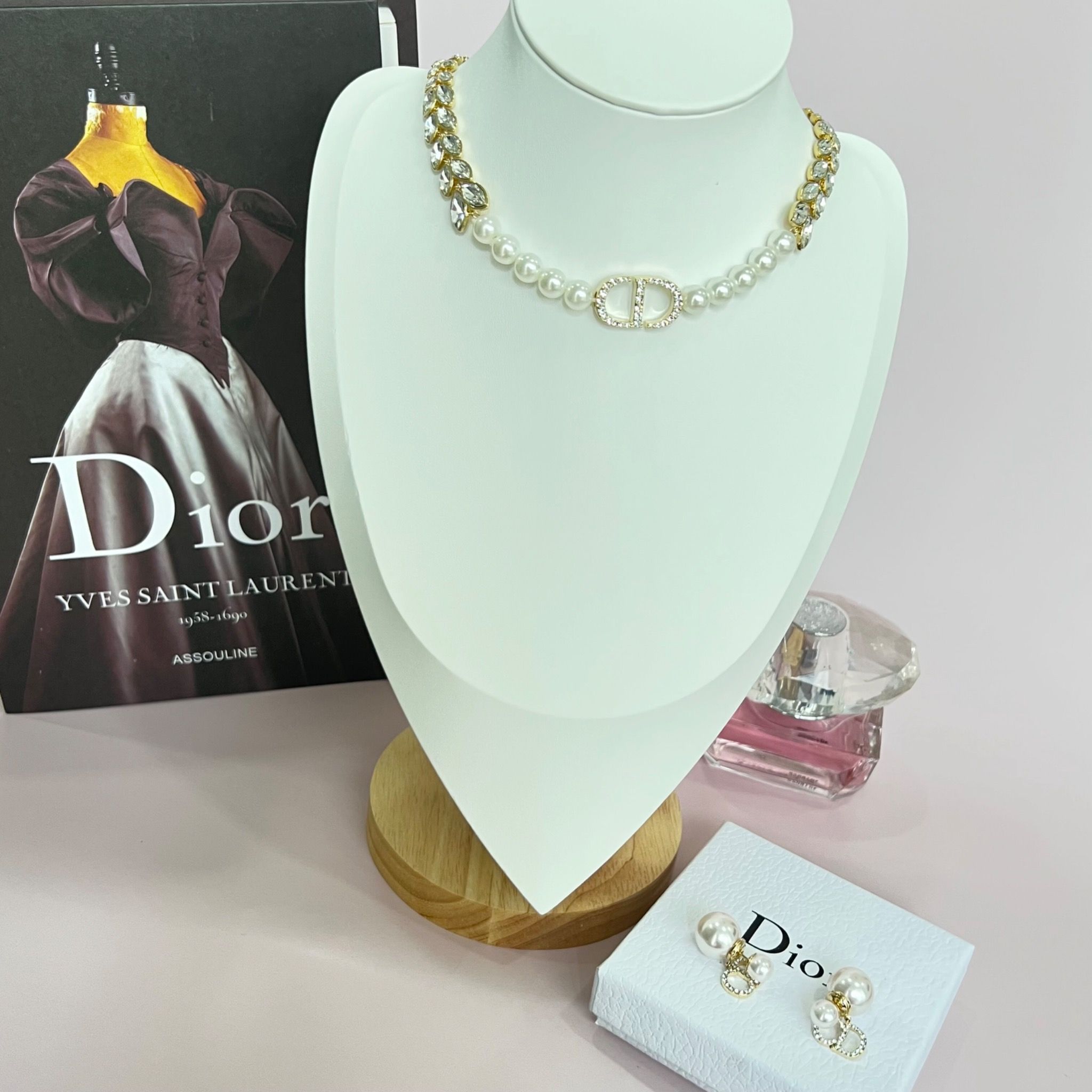 Bộ Trang Sức Di.oor Trắng - Vòng cổ Choker & Bông Tai Ngọc Trai, Pha Lê 2 Kiểu Đeo Quý Phái (AL)