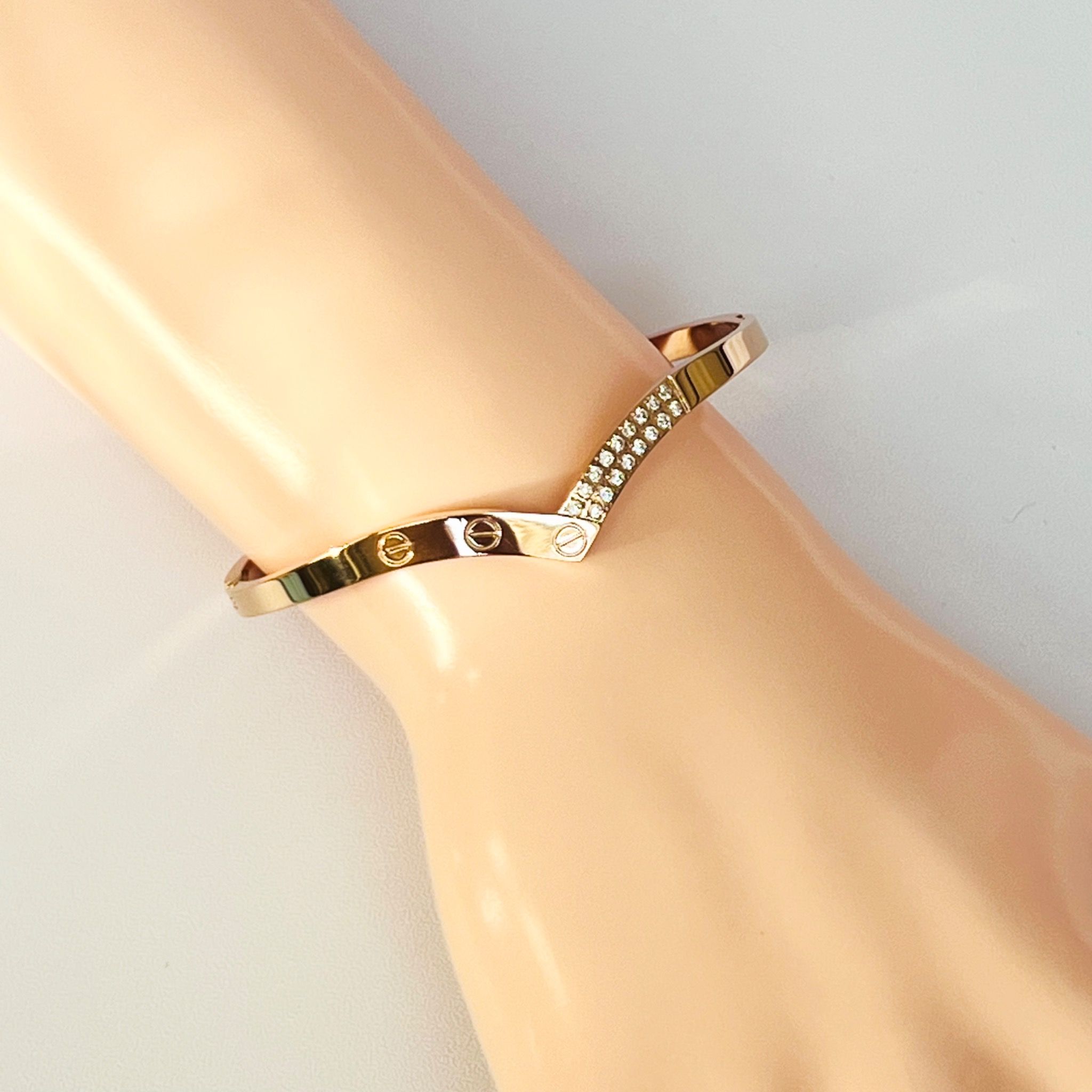 Vòng Tay TiTan Cao Cấp - Cartier Màu Vàng Hồng Pha Lê Trắng (AJ)