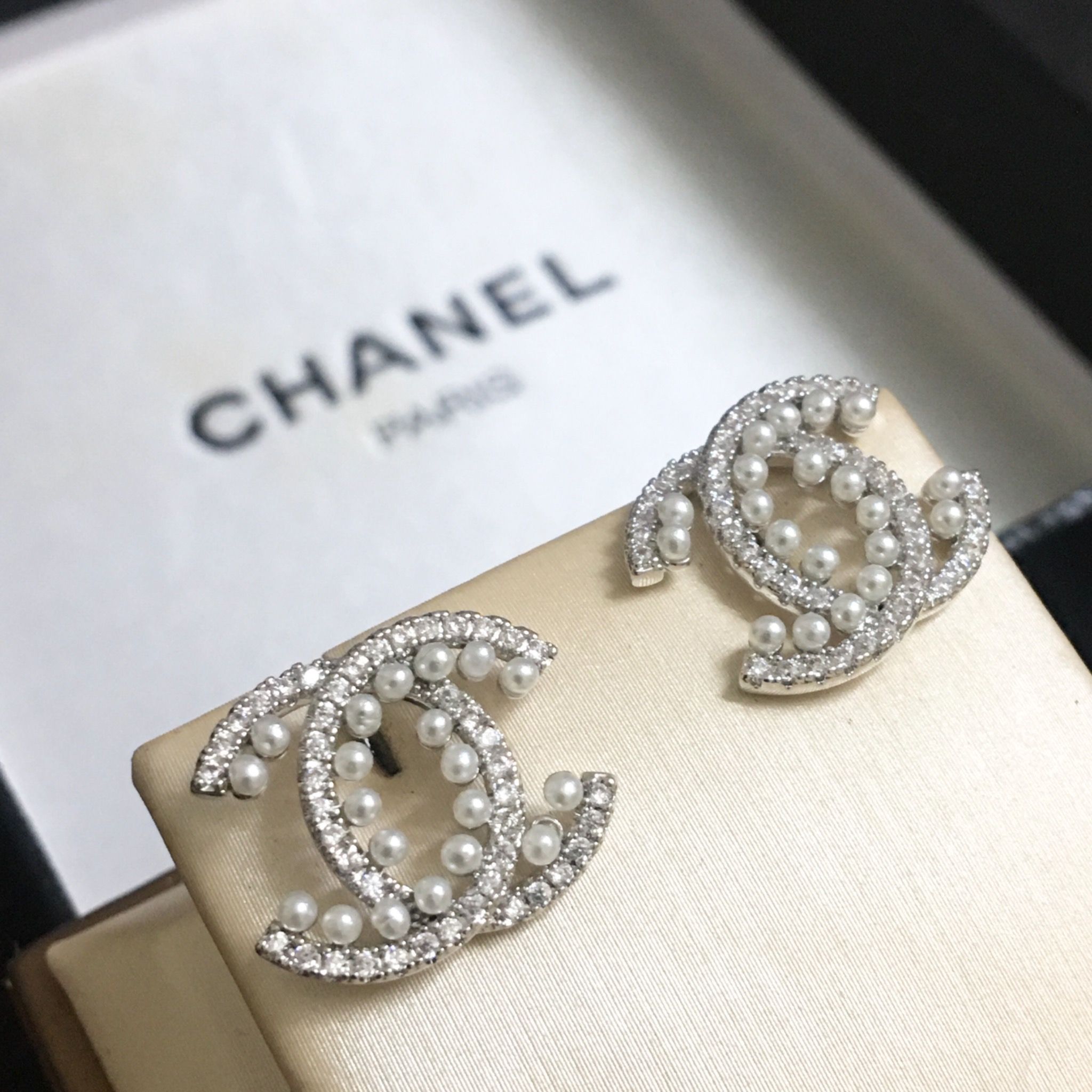 Bông Tai Chanel Màu Trắng Ngọc Trai & Pha Lê (AY)