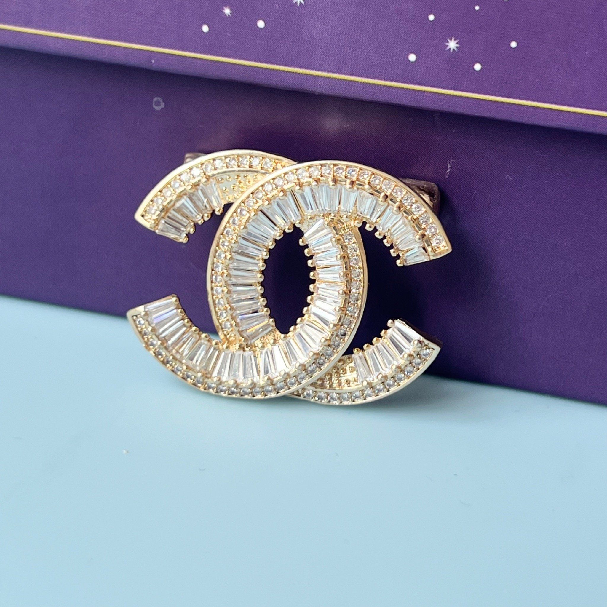 Cài Áo Nam, Nữ - Chanel Mini Màu Vàng Pha Lê Trắng (DA)