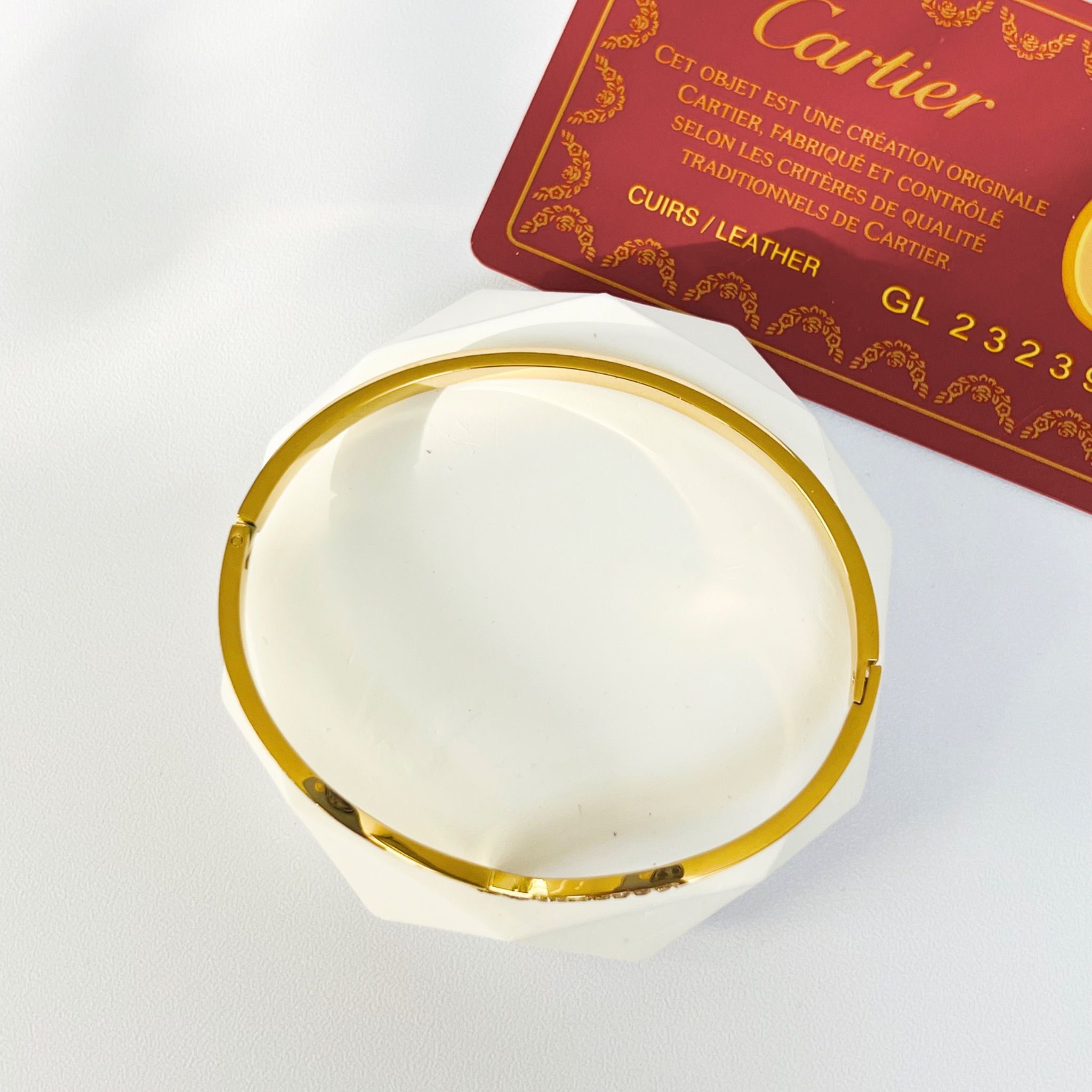 Vòng Tay TiTan Cao Cấp - Cartier Màu Vàng Pha Lê Trắng (AK)
