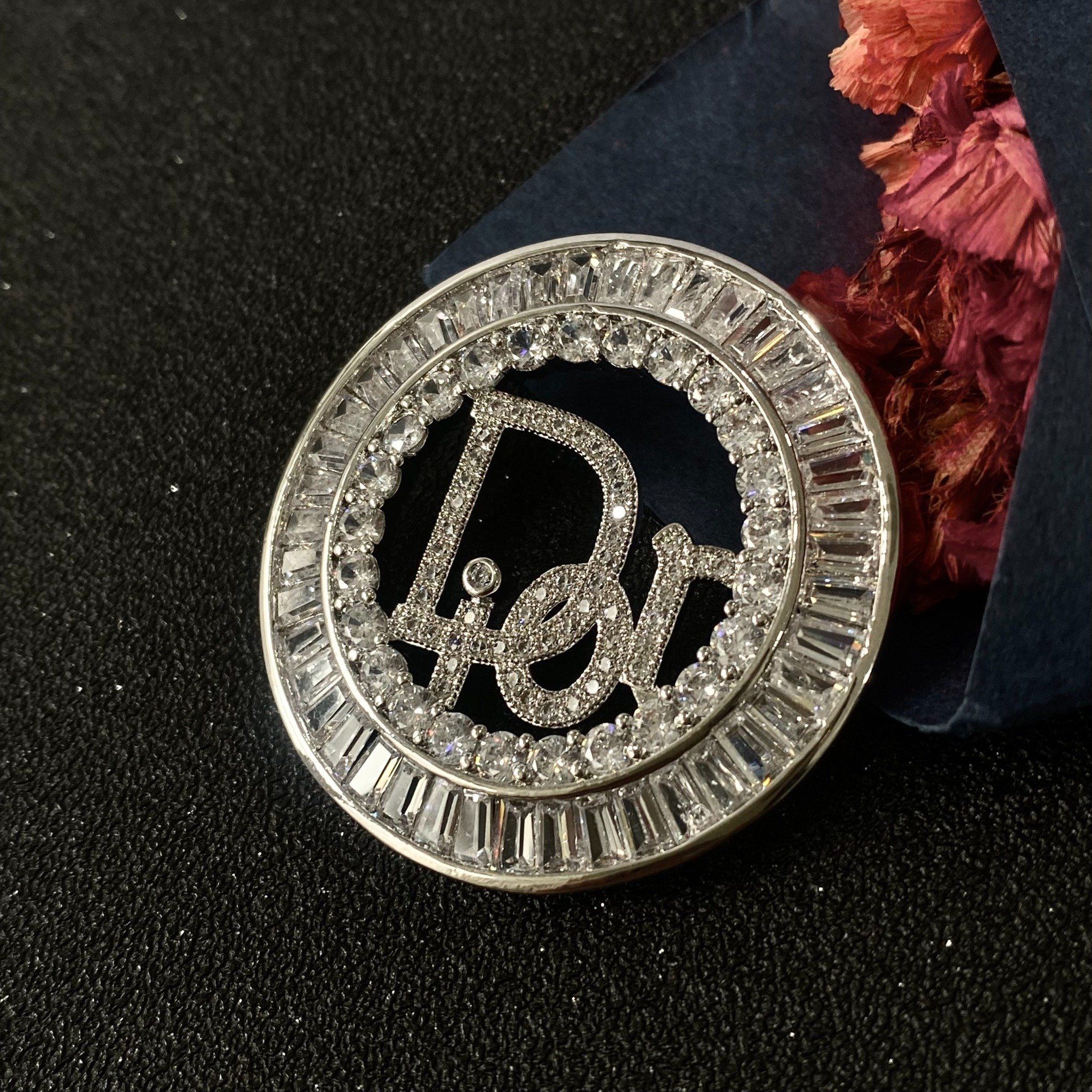 Cài Áo Nam, Nữ - Dior Màu Trắng Pha Lê (AS)