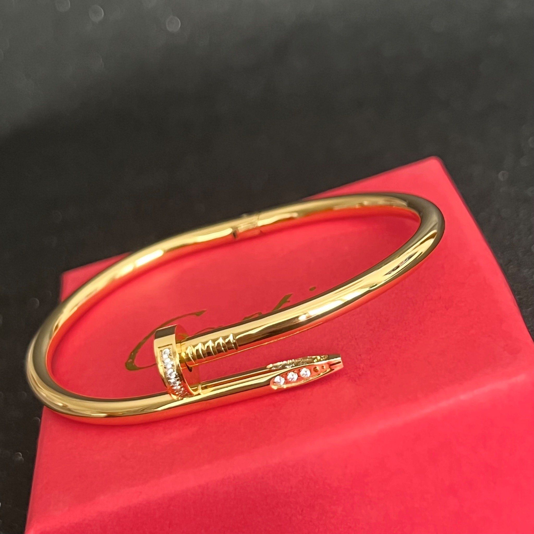Vòng Tay Nam, Nữ TiTan Cao Cấp - Cartier Cây Đinh Màu Vàng Pha Lê Trắng (AI)