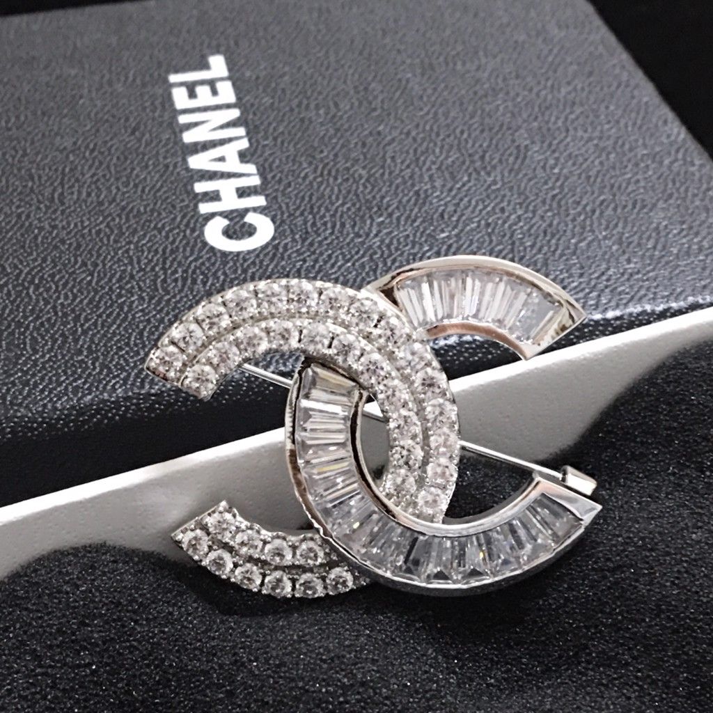 Cài Áo Chanel Màu Trắng Pha Lê (AG)