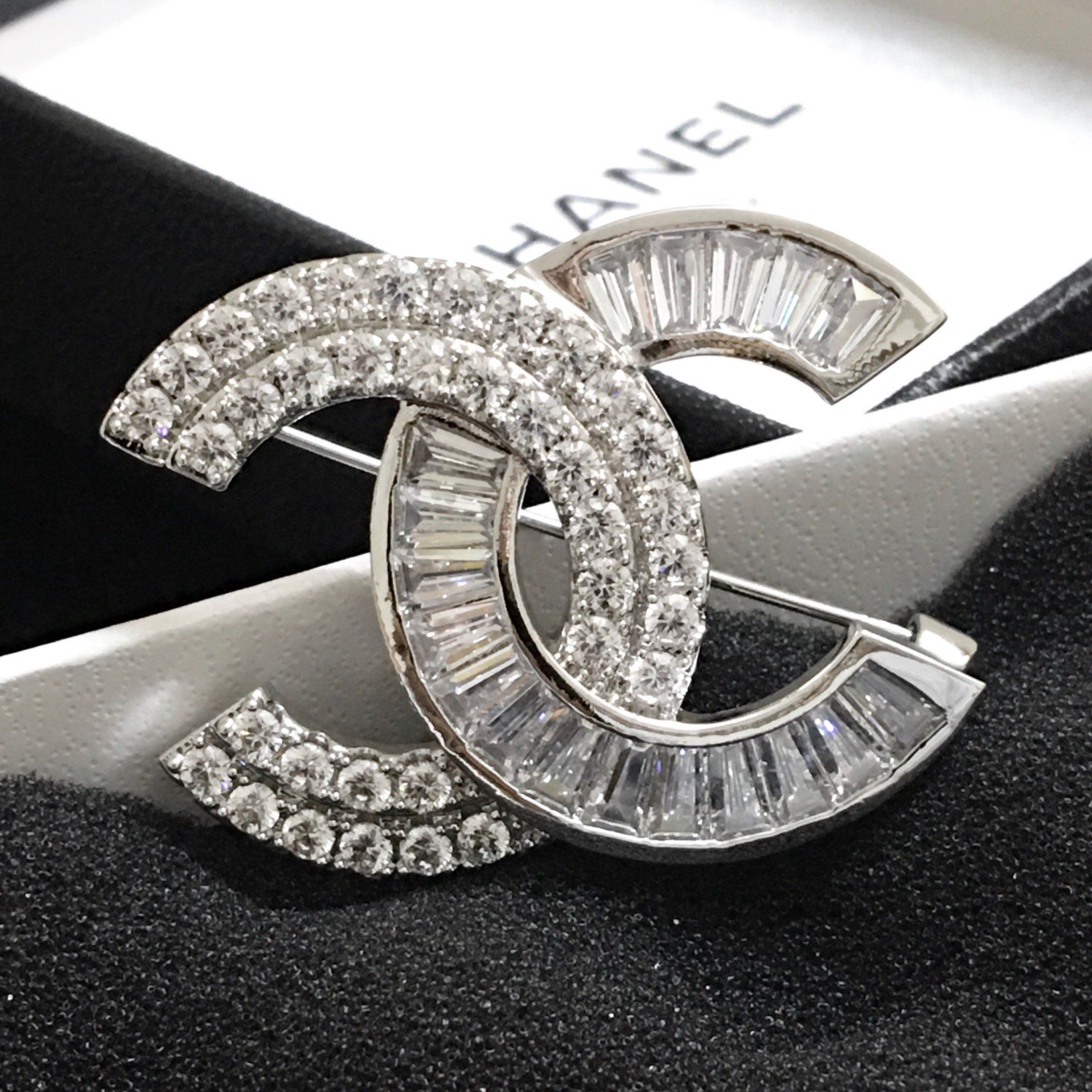 Bộ Trang Sức Chanel Trắng - Cài Áo & Bông Tai Pha Lê (AH)