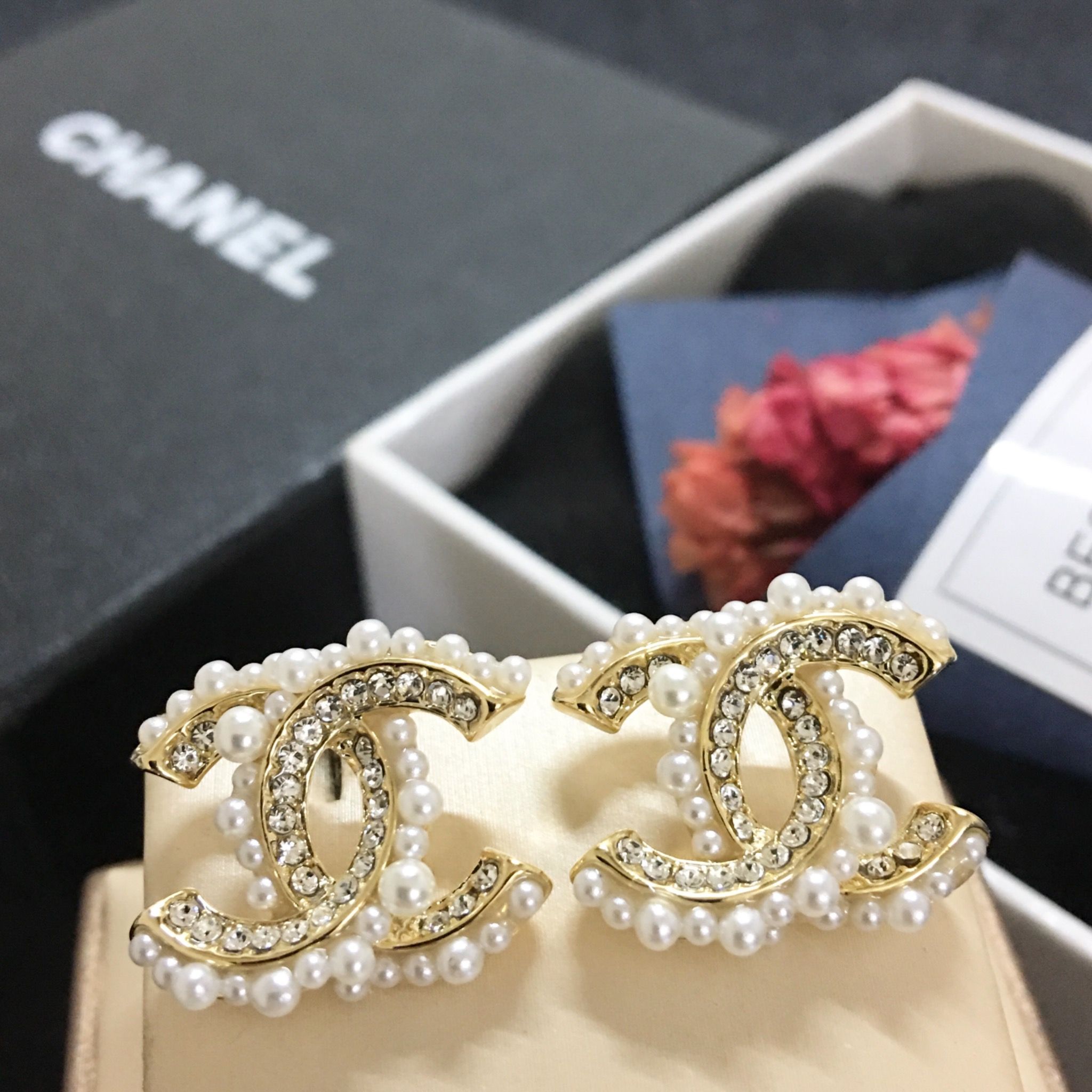 Bông Tai Chanel Bản To Màu Vàng Ngọc Trai & Pha Lê Trắng (BD)