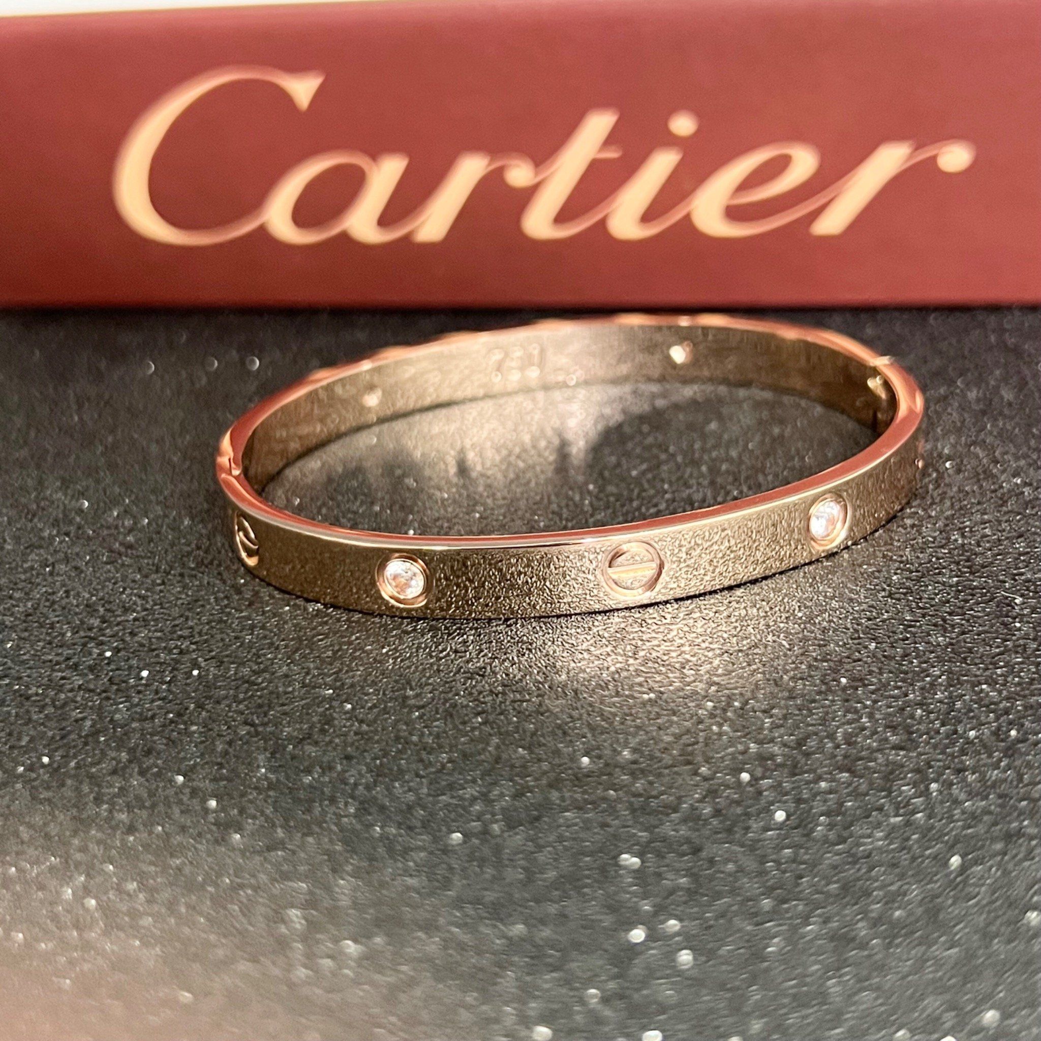 Vòng Tay Nam, Nữ TiTan Cao Cấp - Cartier Màu Vàng Hồng Pha Lê Trắng (AH)
